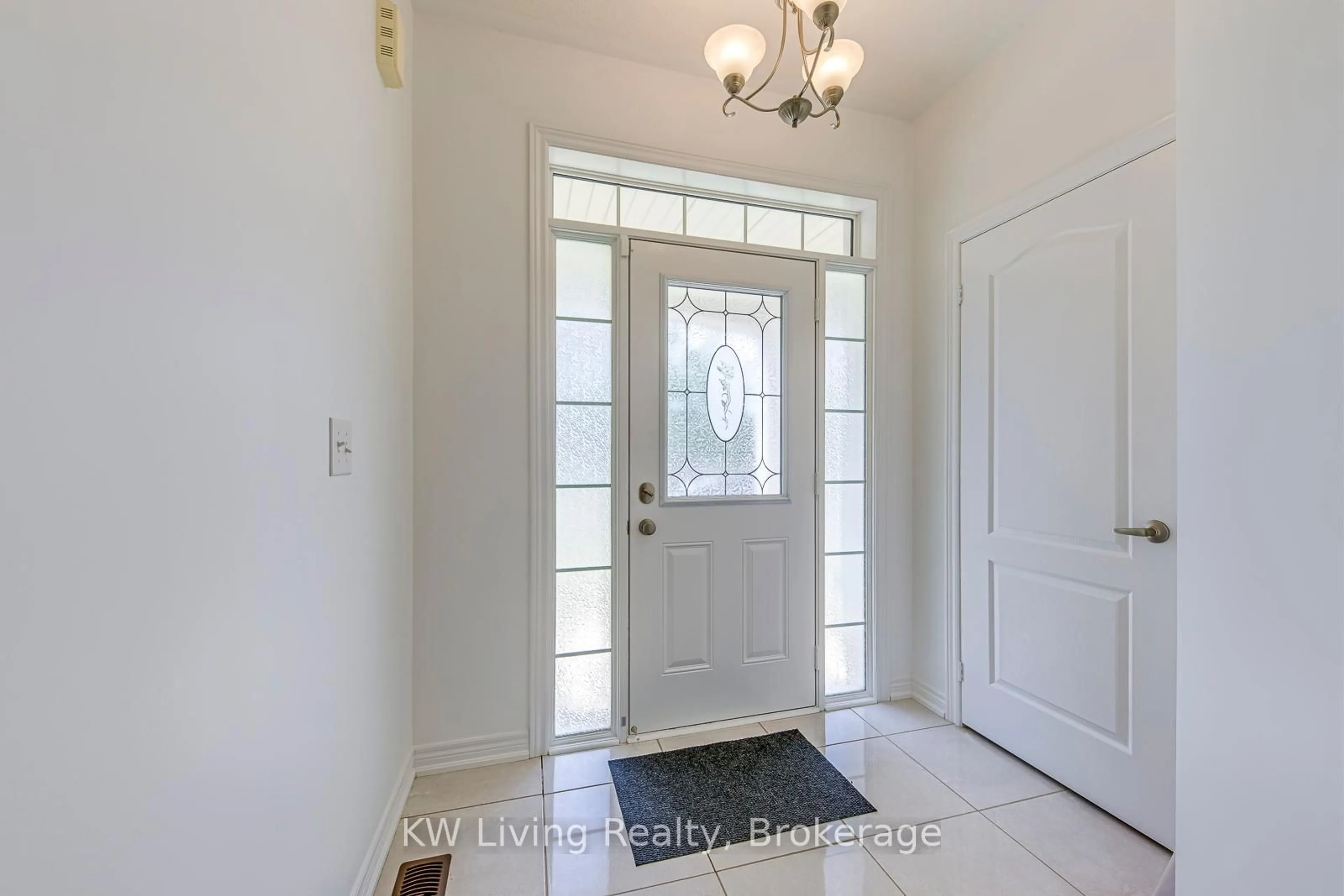 Indoor entryway for 551 Settlers Rd, Oakville Ontario L6M 1N5