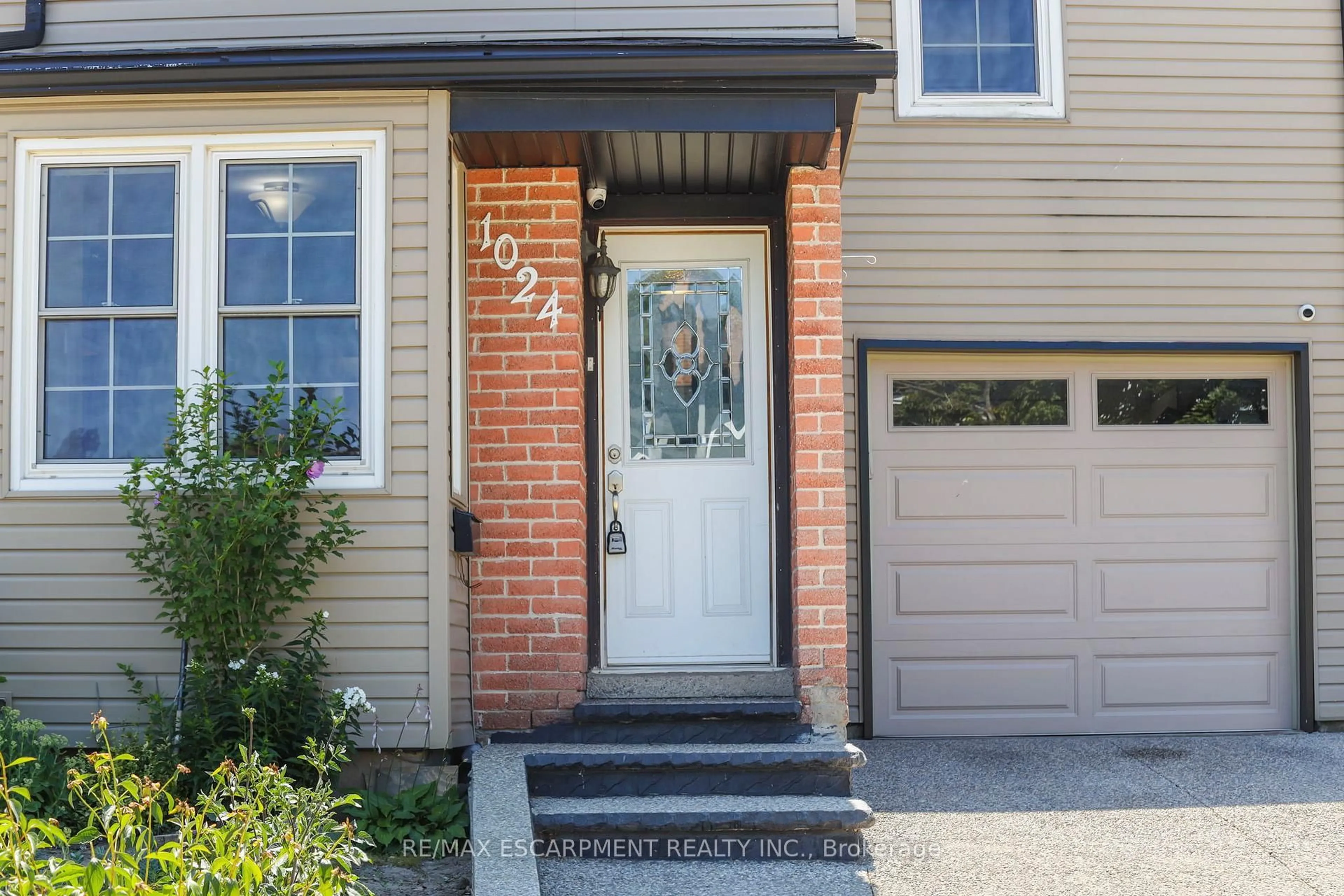 Home with brick exterior material, street for 1024 Zante Cres, Mississauga Ontario L5J 4M8
