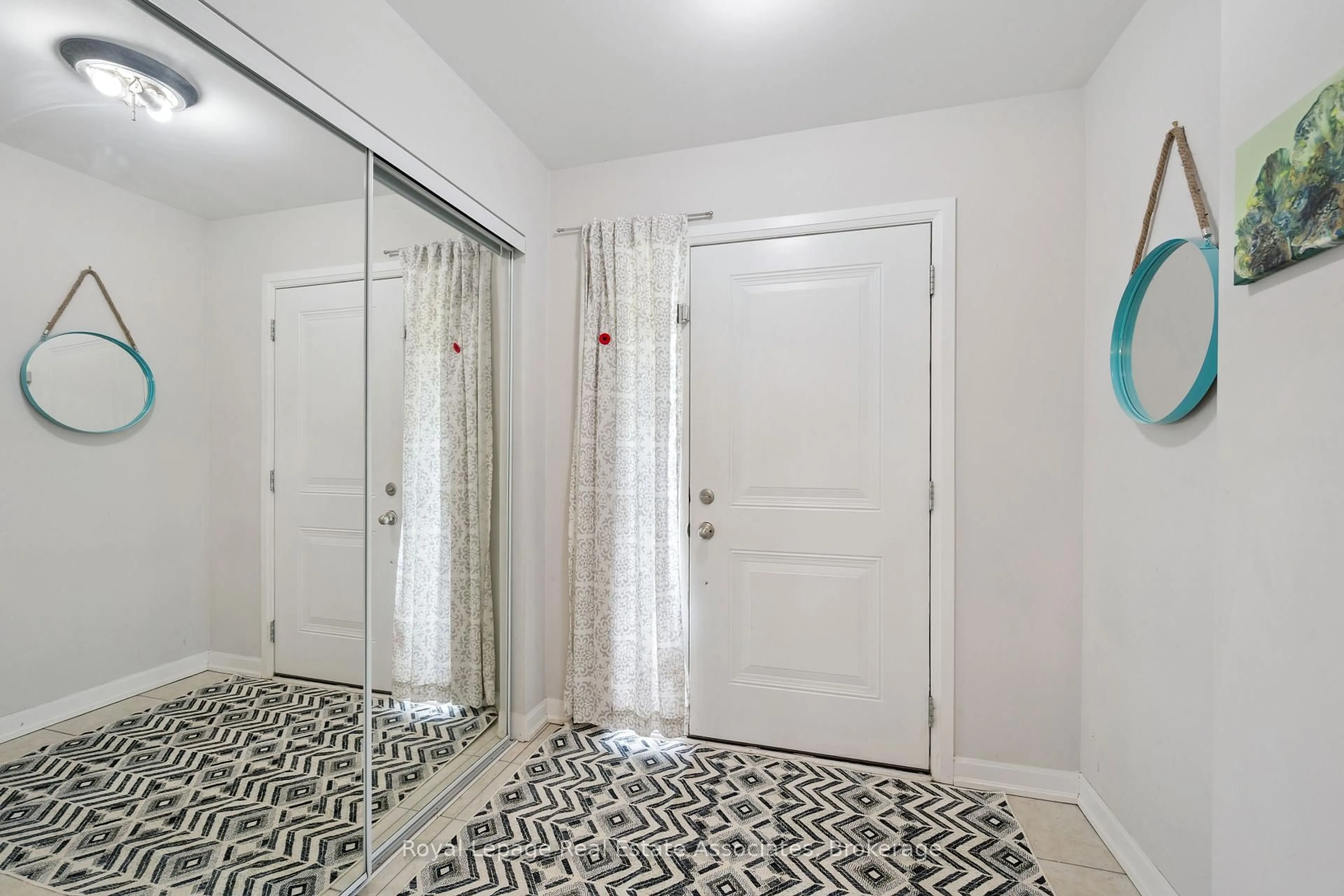 Indoor entryway for 165 Hampshire Way #71, Milton Ontario L9T 8M7