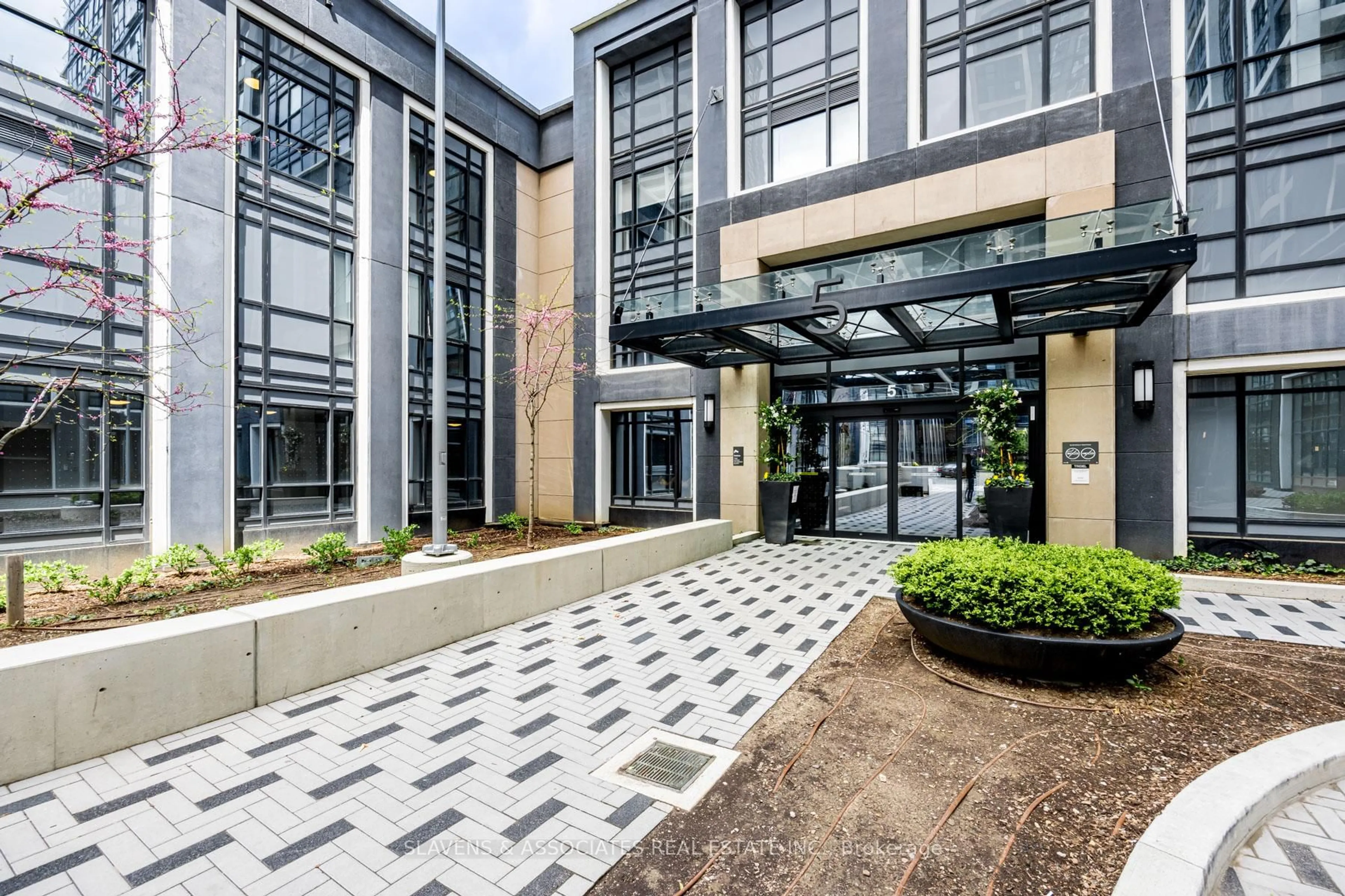 Indoor foyer for 5 Mabelle Ave #2633, Toronto Ontario M9A 0E1