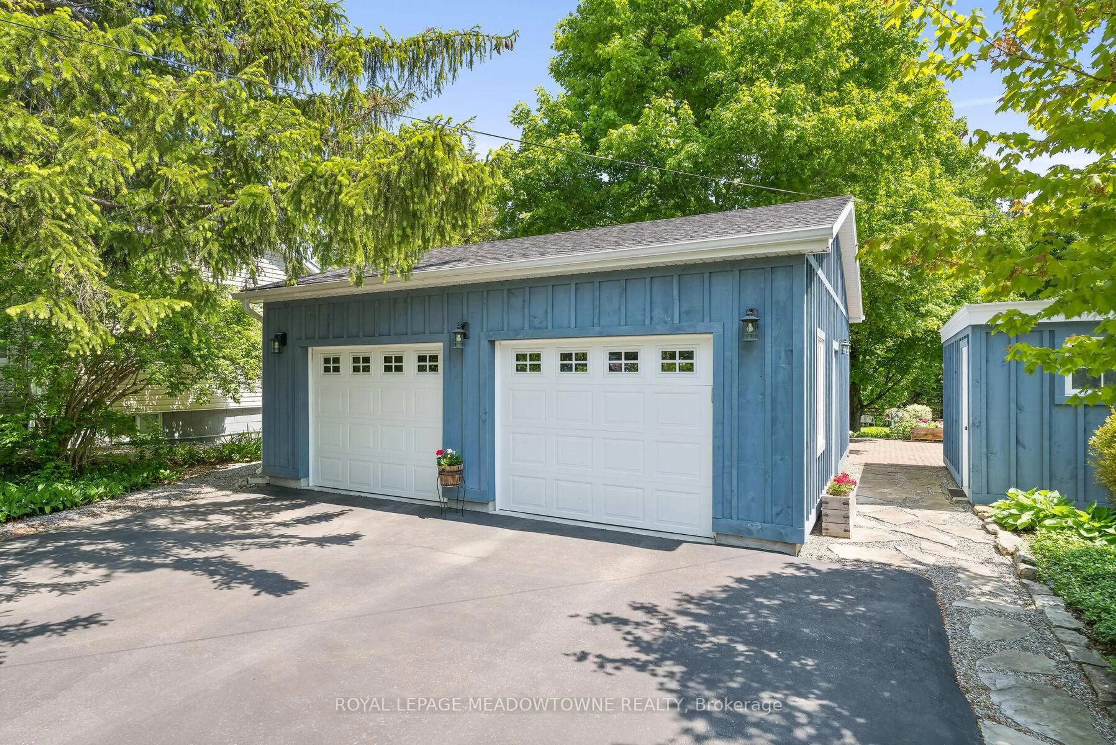 Indoor garage for 13250 27 Sdrd, Halton Hills Ontario L7G 4S4