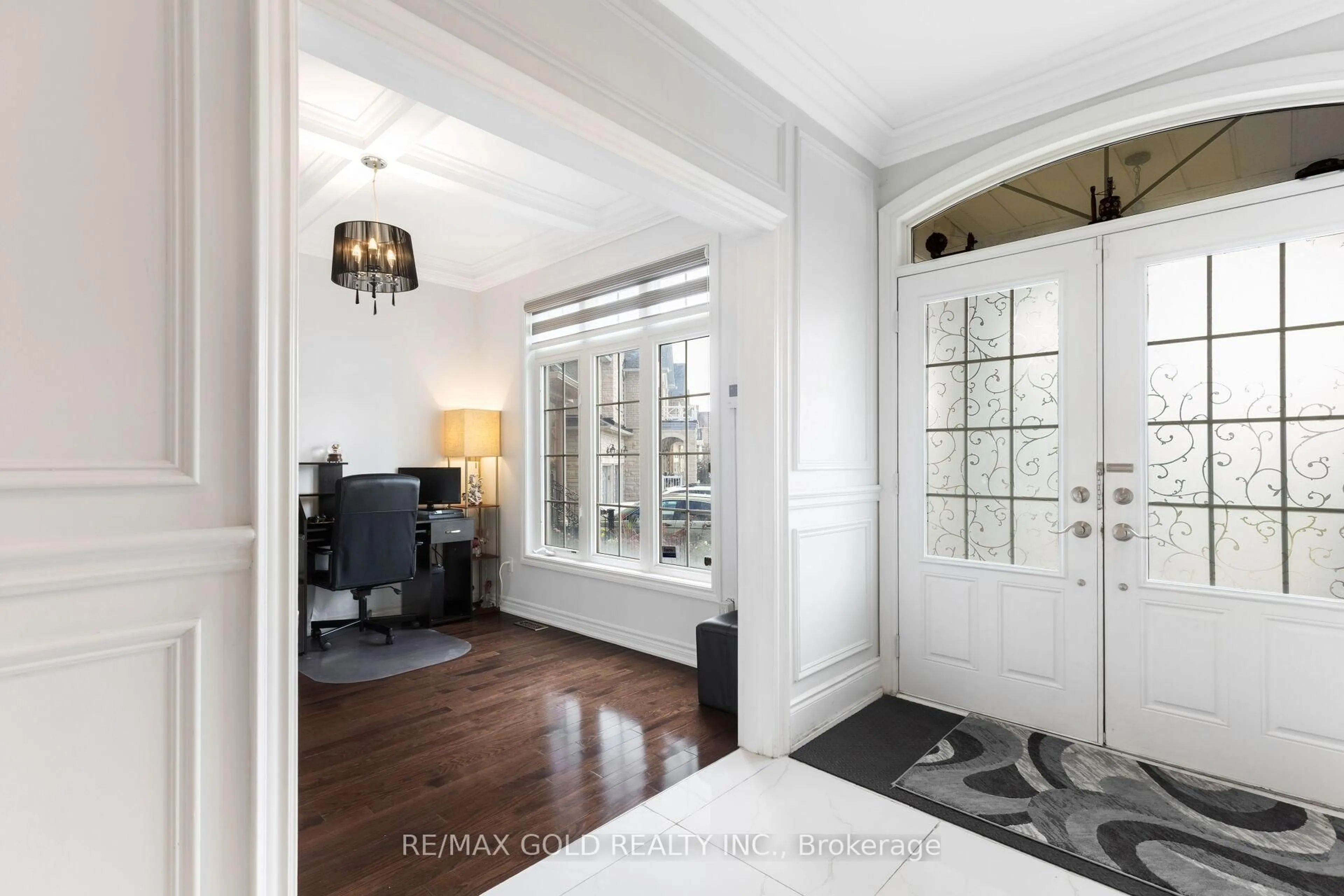 Indoor entryway for 15 Smoothrock Tr, Brampton Ontario L6R 0S5