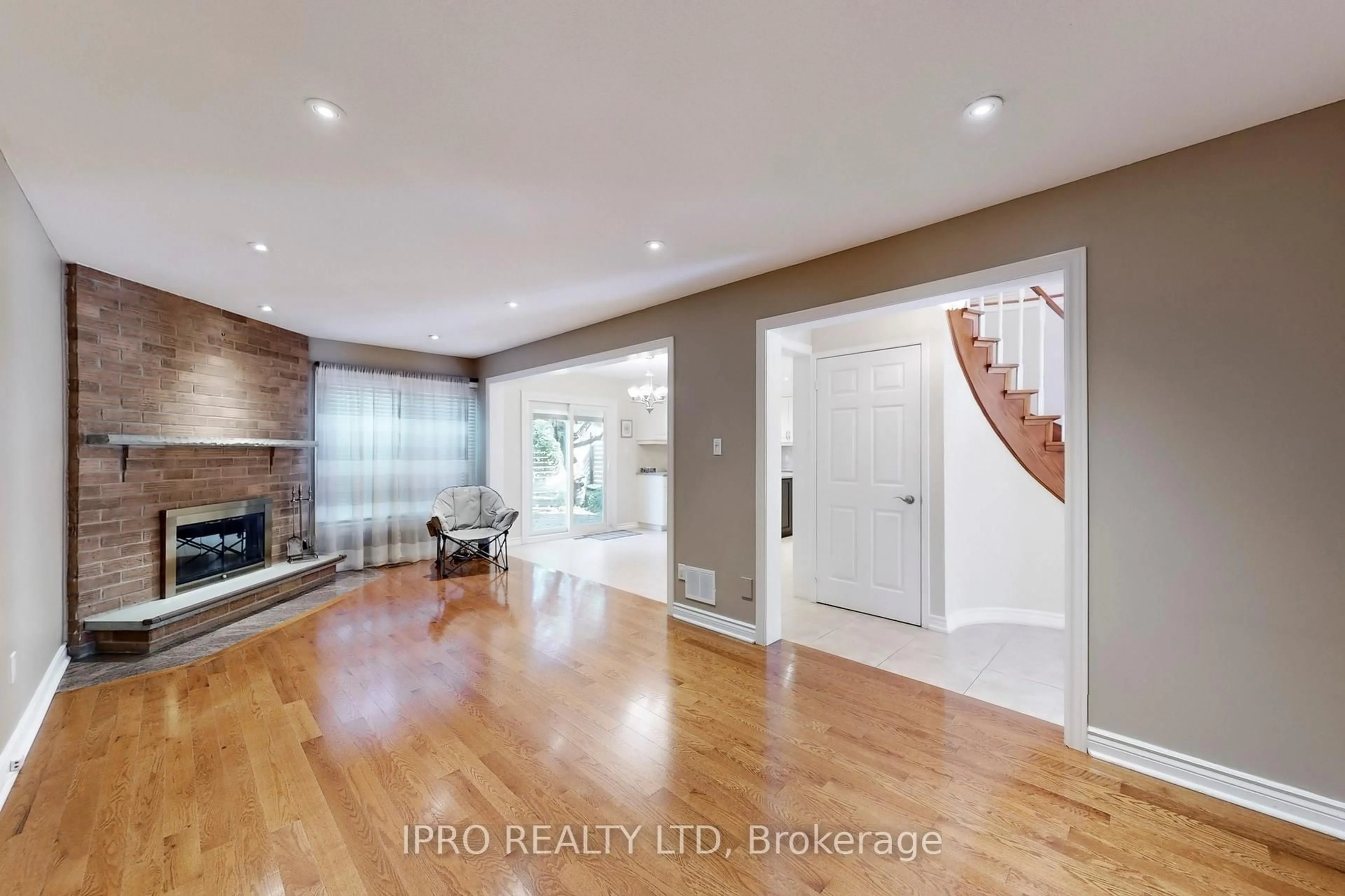 Indoor entryway for 97 Castlehill Rd, Brampton Ontario L6X 4C3