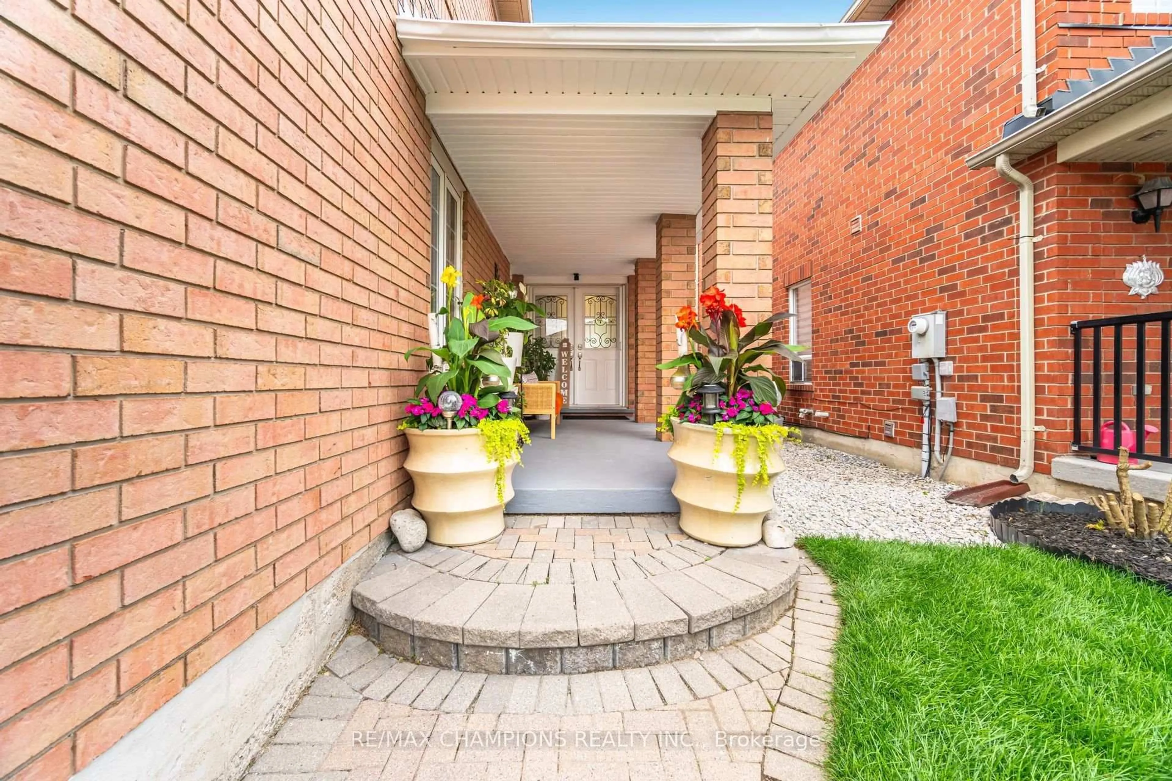 Indoor foyer for 41 Garibaldi Dr, Brampton Ontario L6X 4Y7