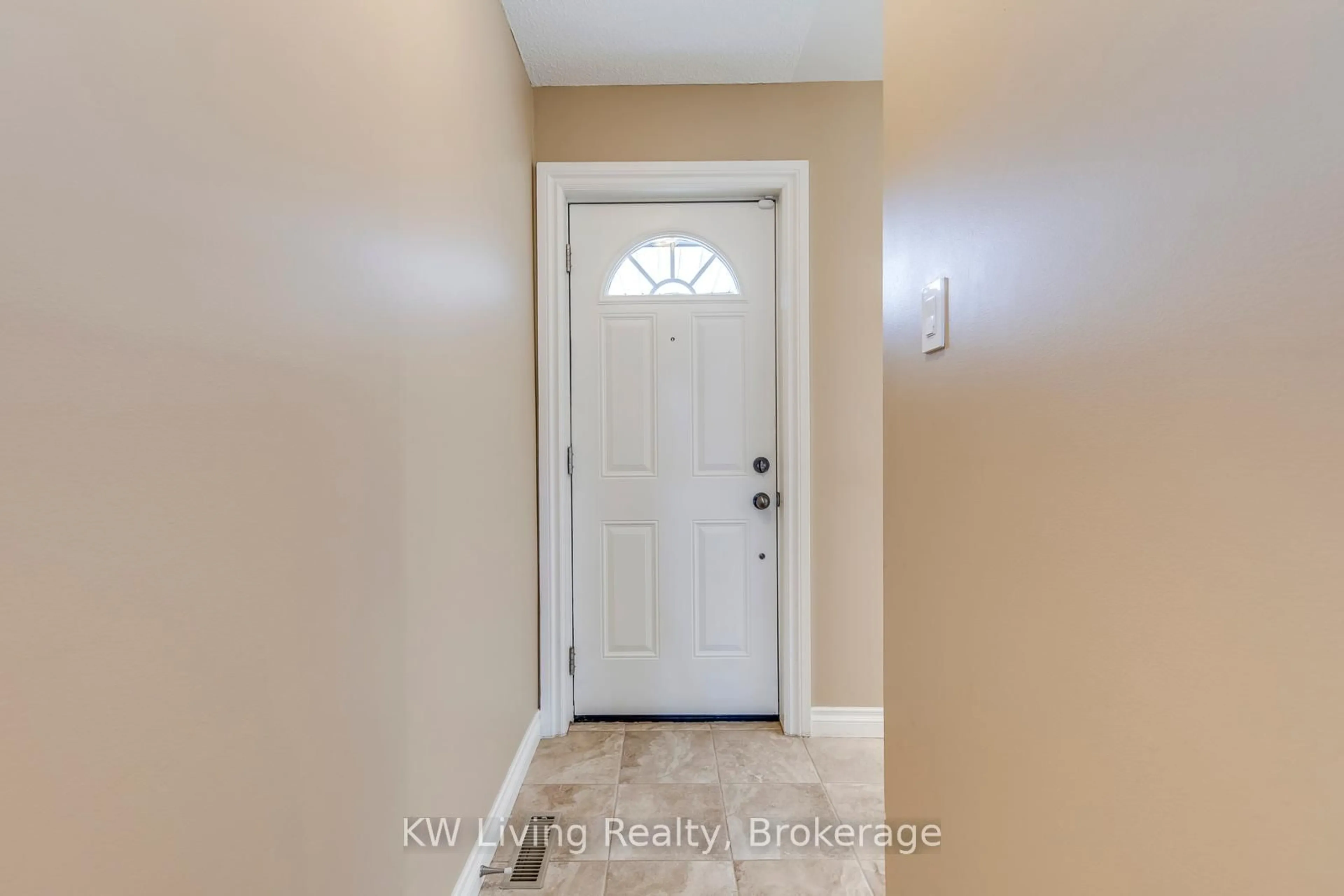 Indoor entryway for 2205 South Millway #39, Mississauga Ontario L5L 3T2