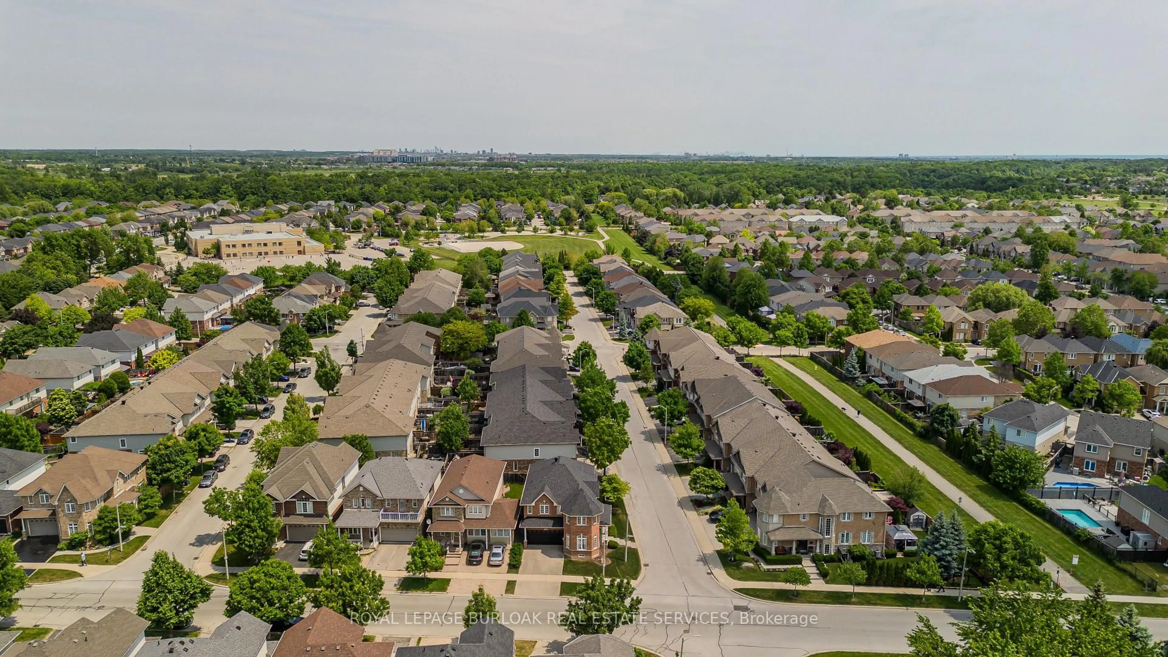 A pic from outside/outdoor area/front of a property/back of a property/a pic from drone, street for 2317 Orchard Rd, Burlington Ontario L7L 7E3