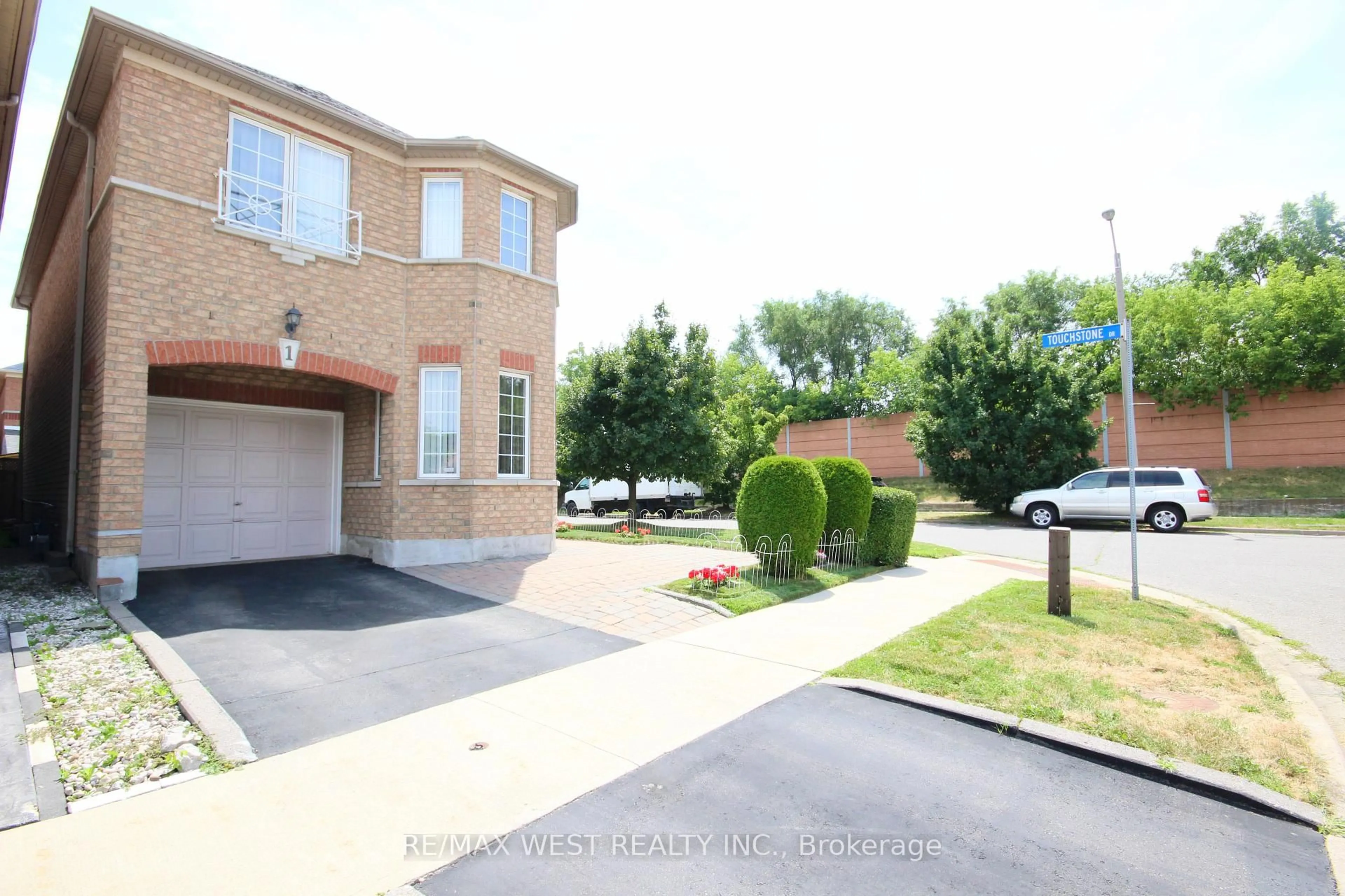 A pic from outside/outdoor area/front of a property/back of a property/a pic from drone, street for 1 Platinum Dr, Toronto Ontario M6M 5K1
