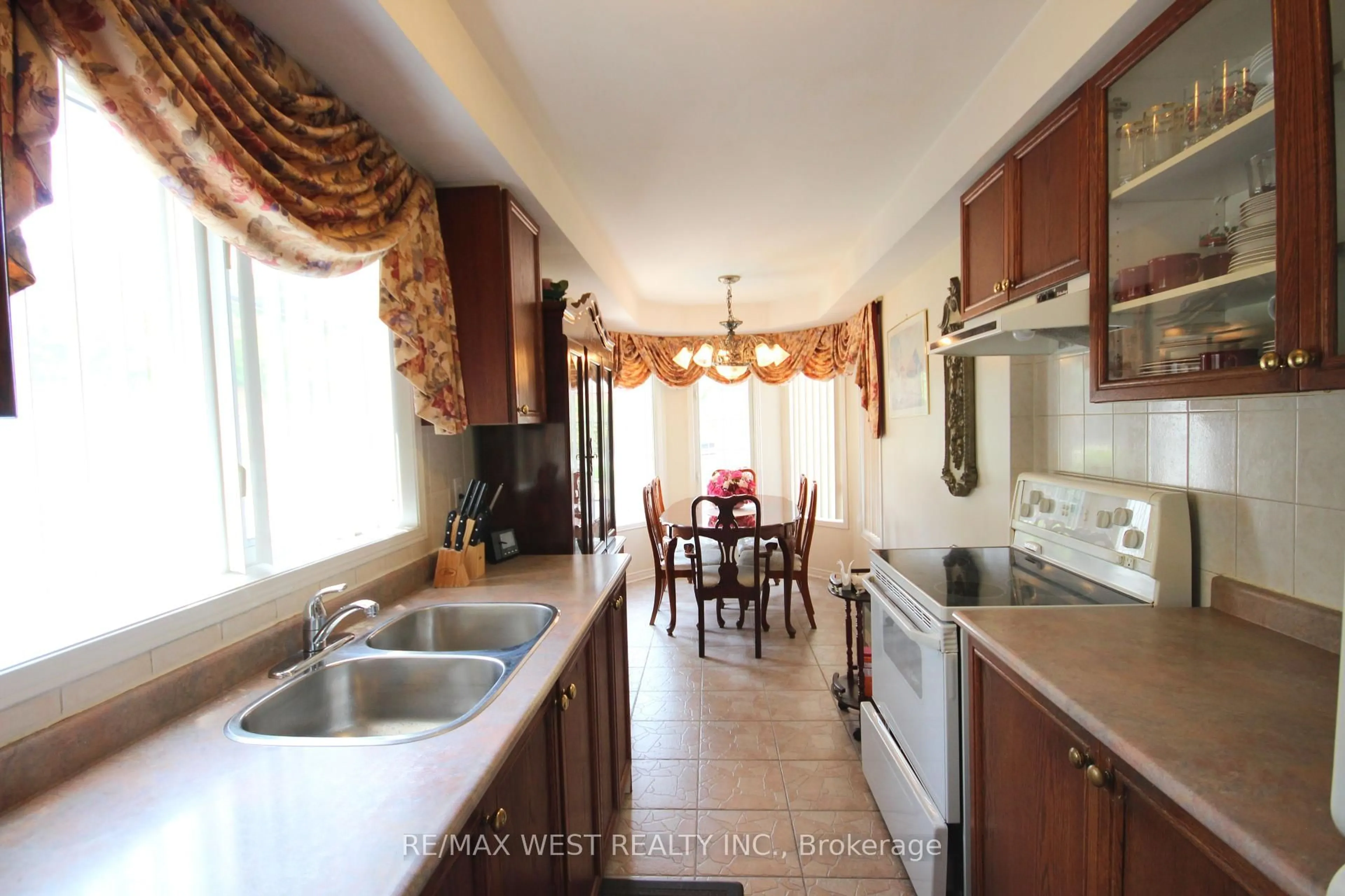 Standard kitchen, ceramic/tile floor for 1 Platinum Dr, Toronto Ontario M6M 5K1