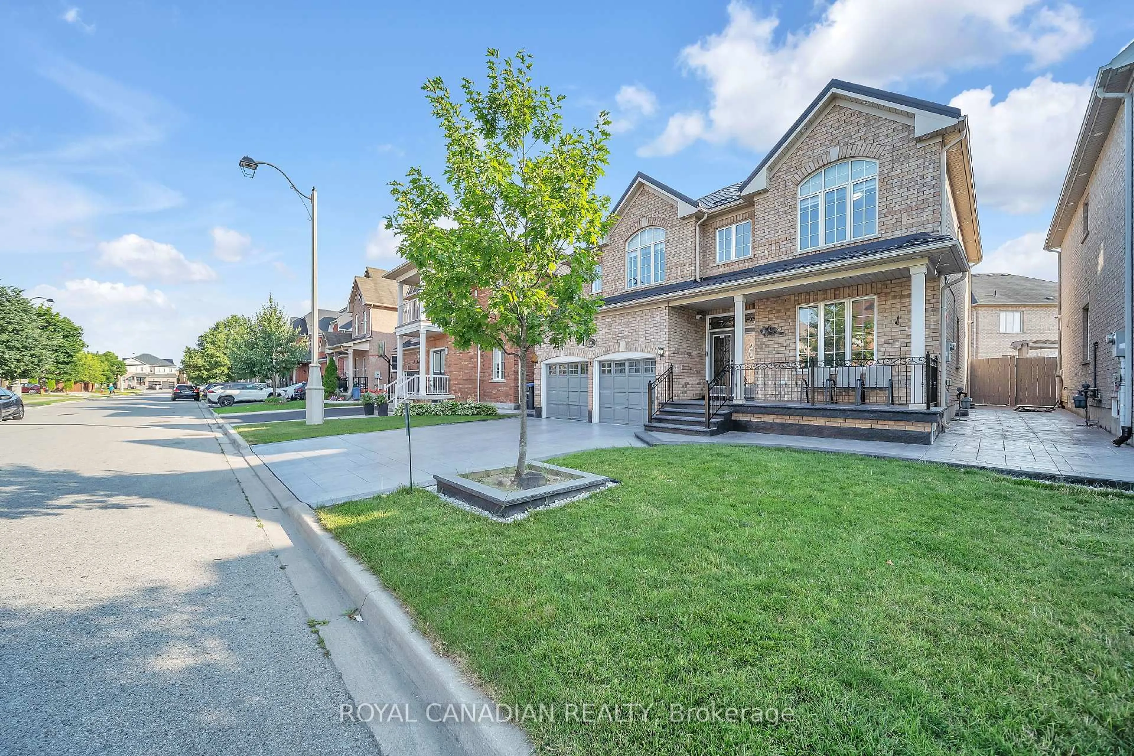 A pic from outside/outdoor area/front of a property/back of a property/a pic from drone, street for 16 Redearth Gate, Brampton Ontario L6P 2L3