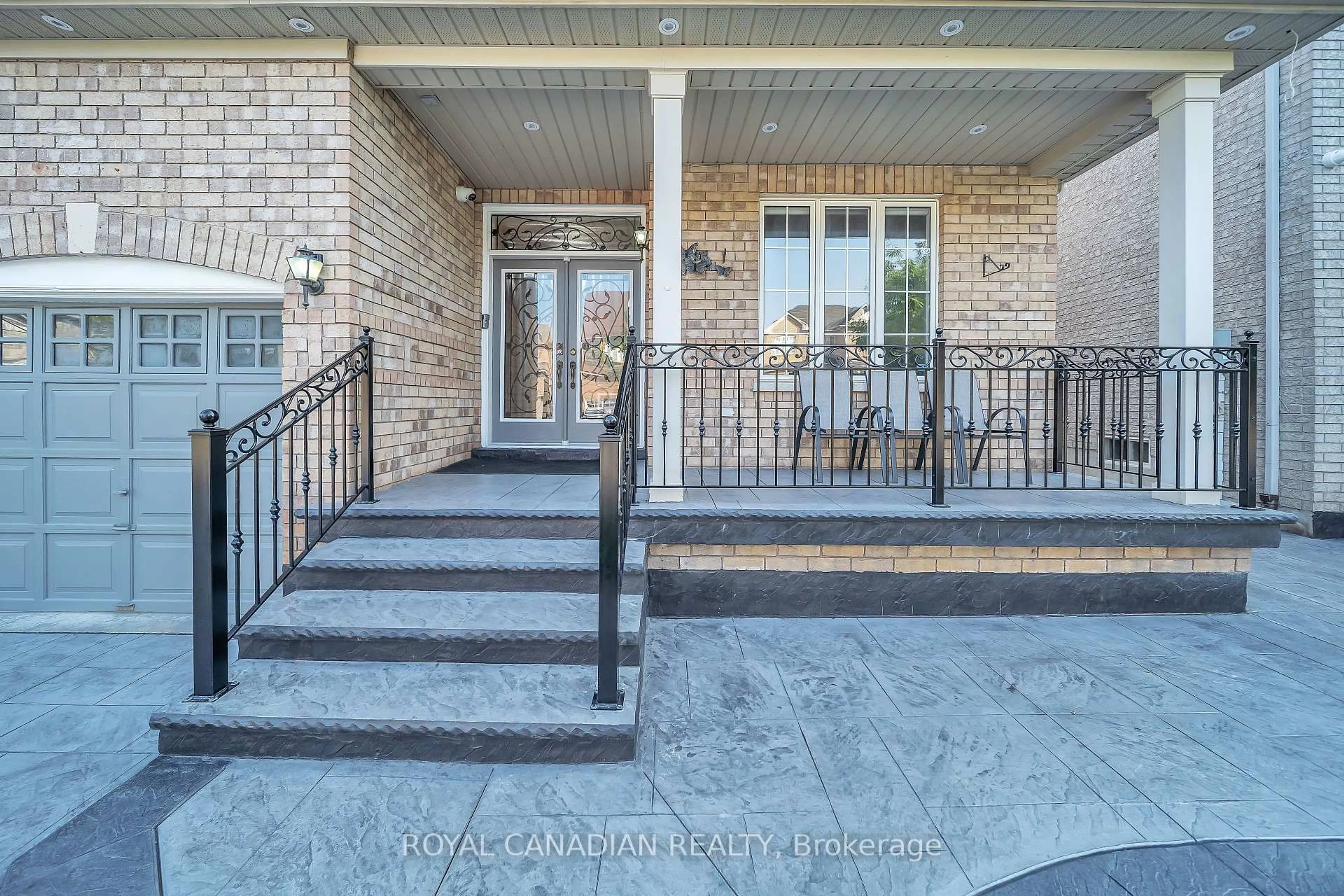 Unknown for 16 Redearth Gate, Brampton Ontario L6P 2L3