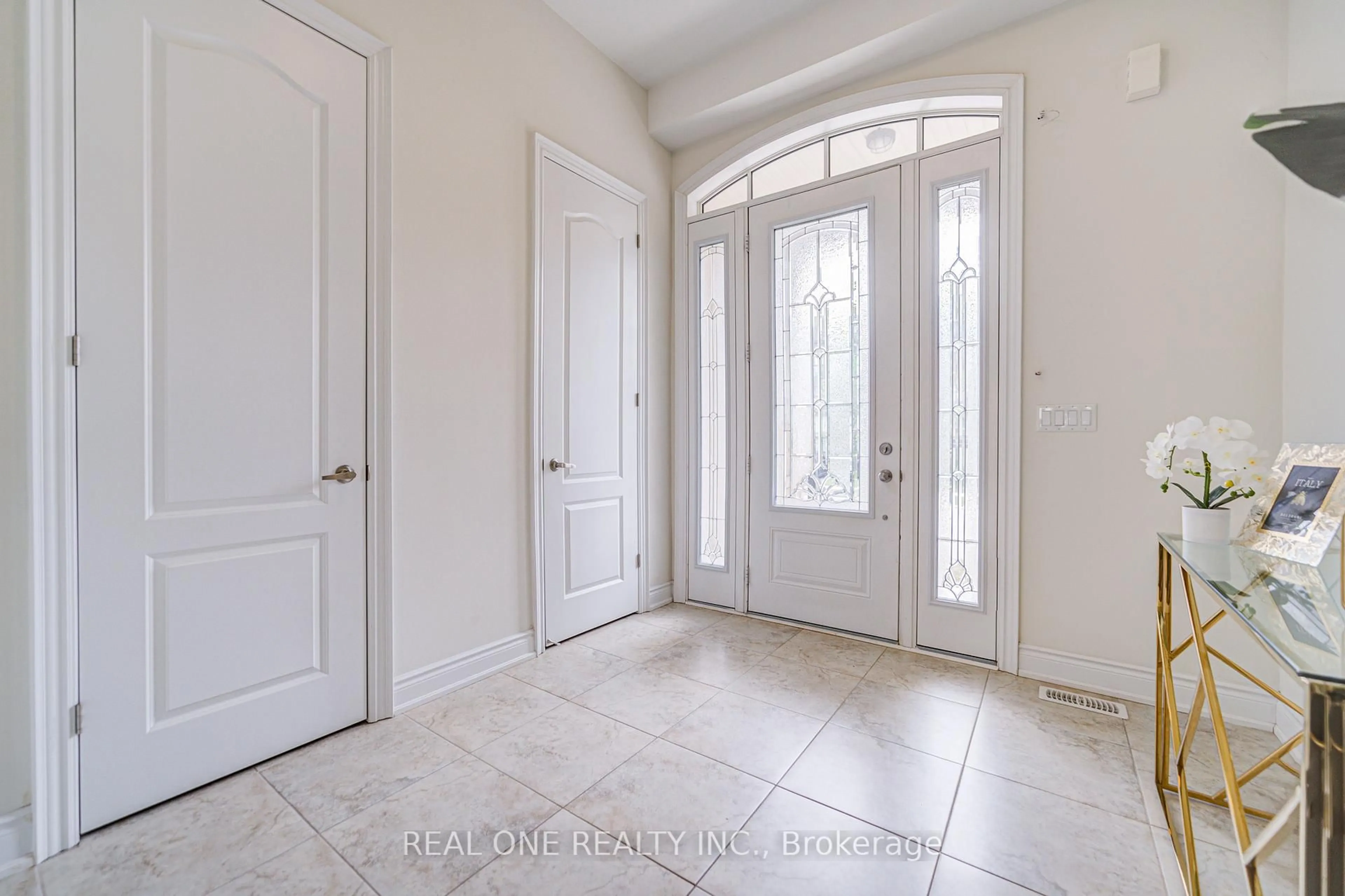 Indoor entryway for 93 Threshing Mill Blvd, Oakville Ontario L6H 0V6