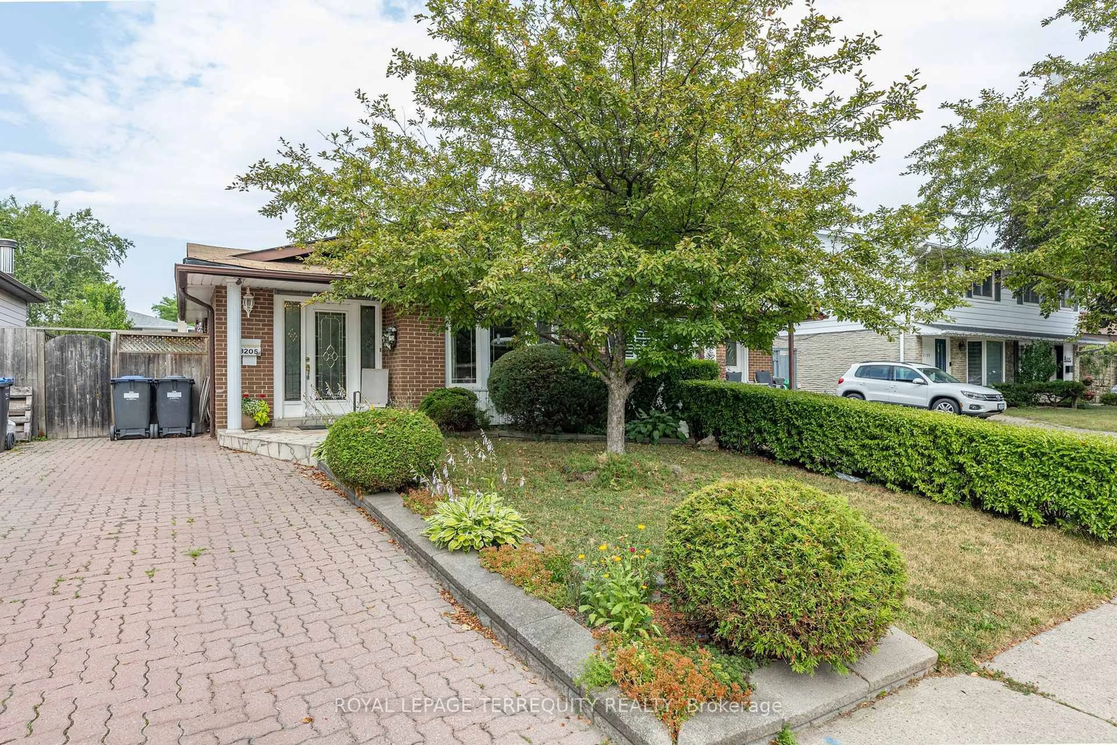 Home with brick exterior material, street for 3205 Gwendale Cres, Mississauga Ontario L5A 3B6