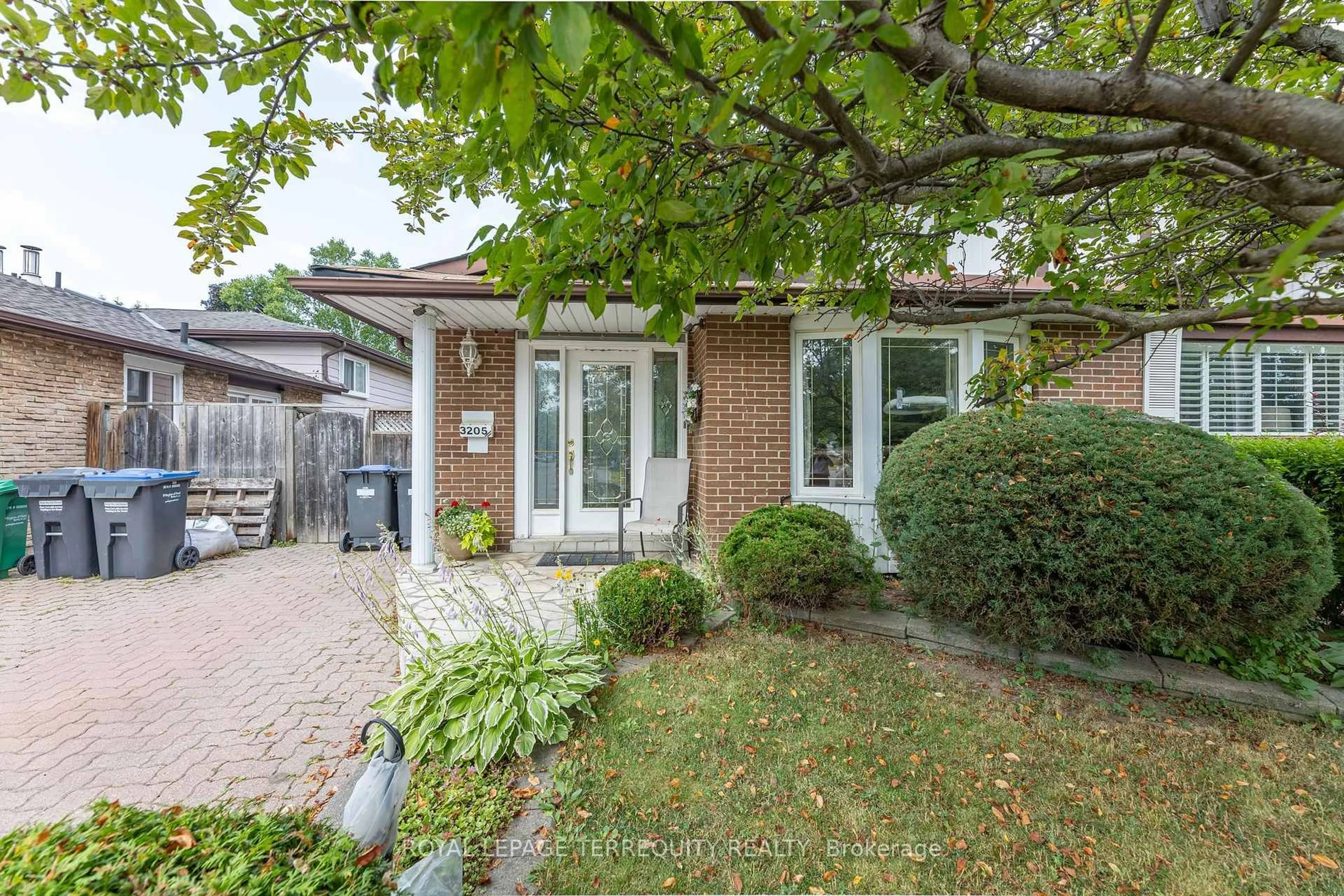 Home with brick exterior material, street for 3205 Gwendale Cres, Mississauga Ontario L5A 3B6