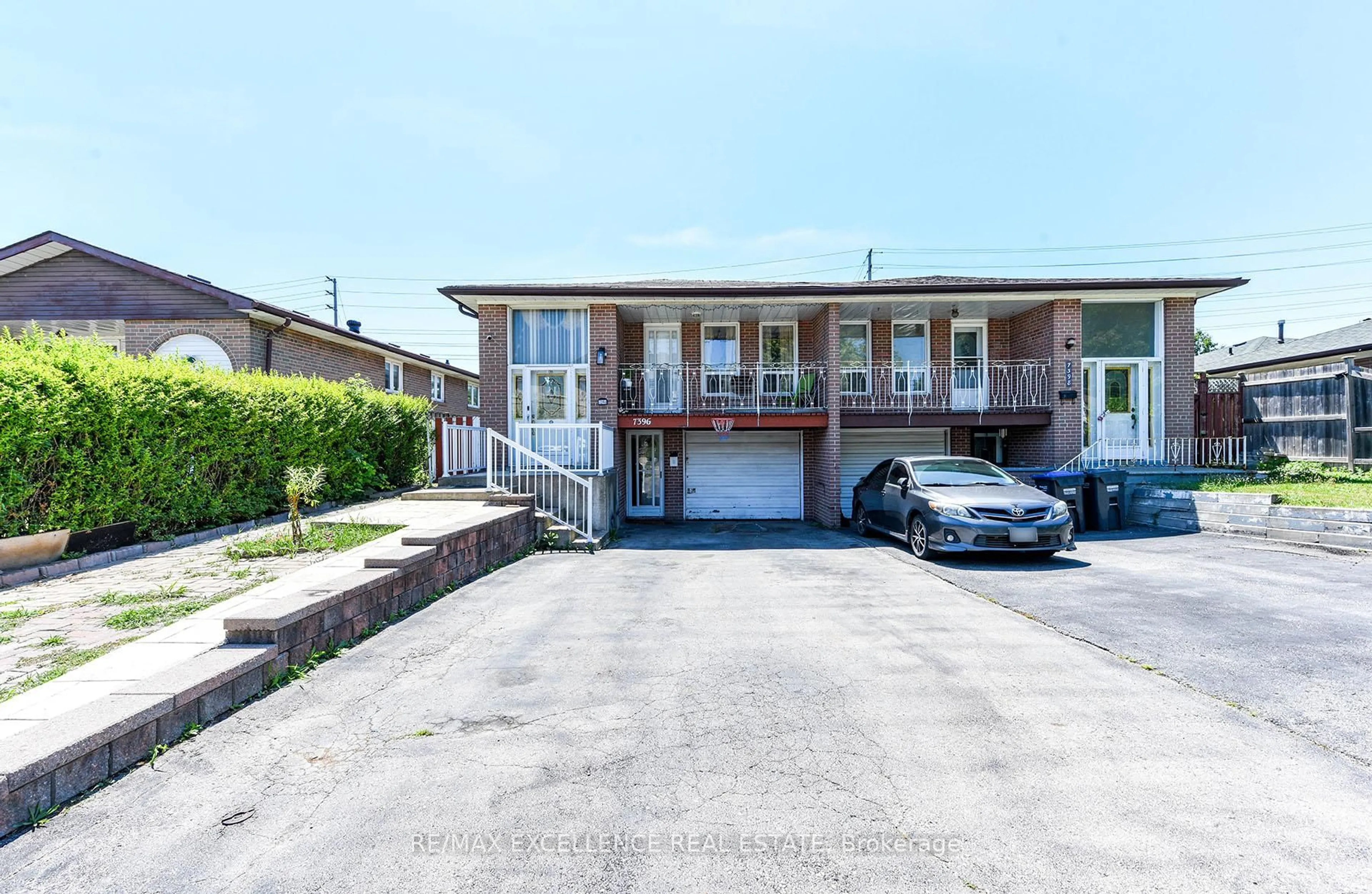 A pic from outside/outdoor area/front of a property/back of a property/a pic from drone, street for 7396 Sills Rd, Mississauga Ontario L4T 2K1
