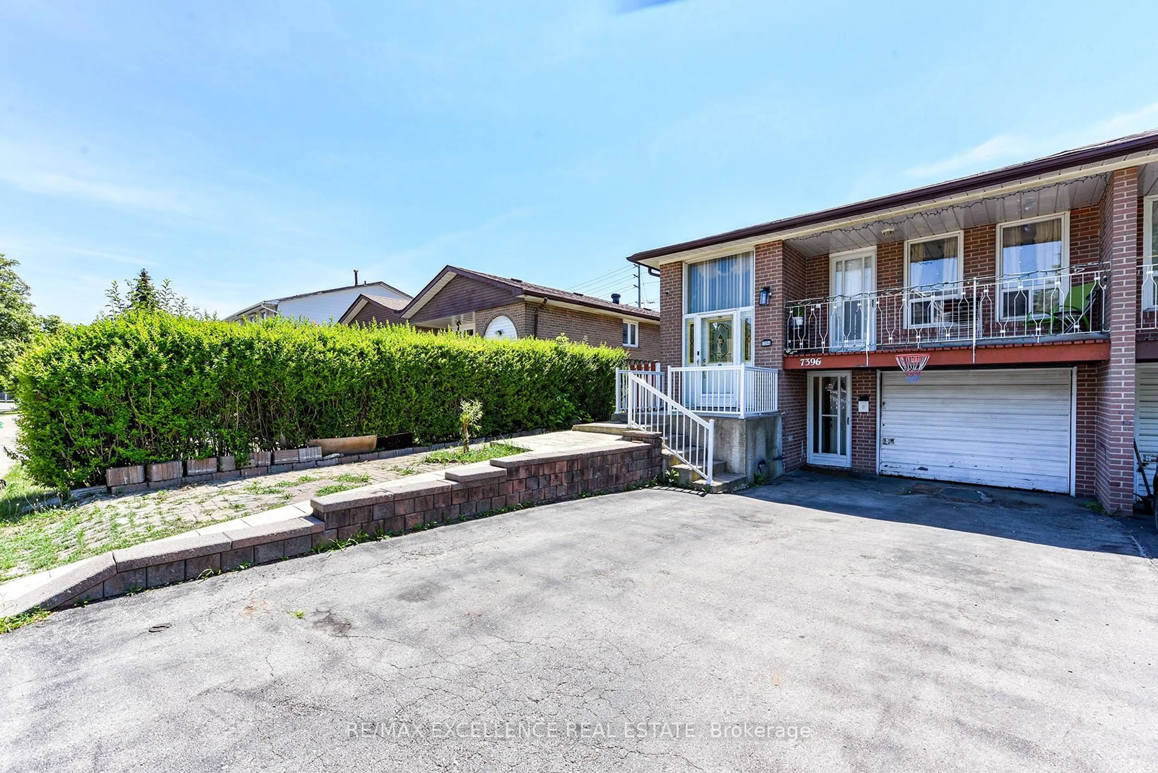 A pic from outside/outdoor area/front of a property/back of a property/a pic from drone, street for 7396 Sills Rd, Mississauga Ontario L4T 2K1