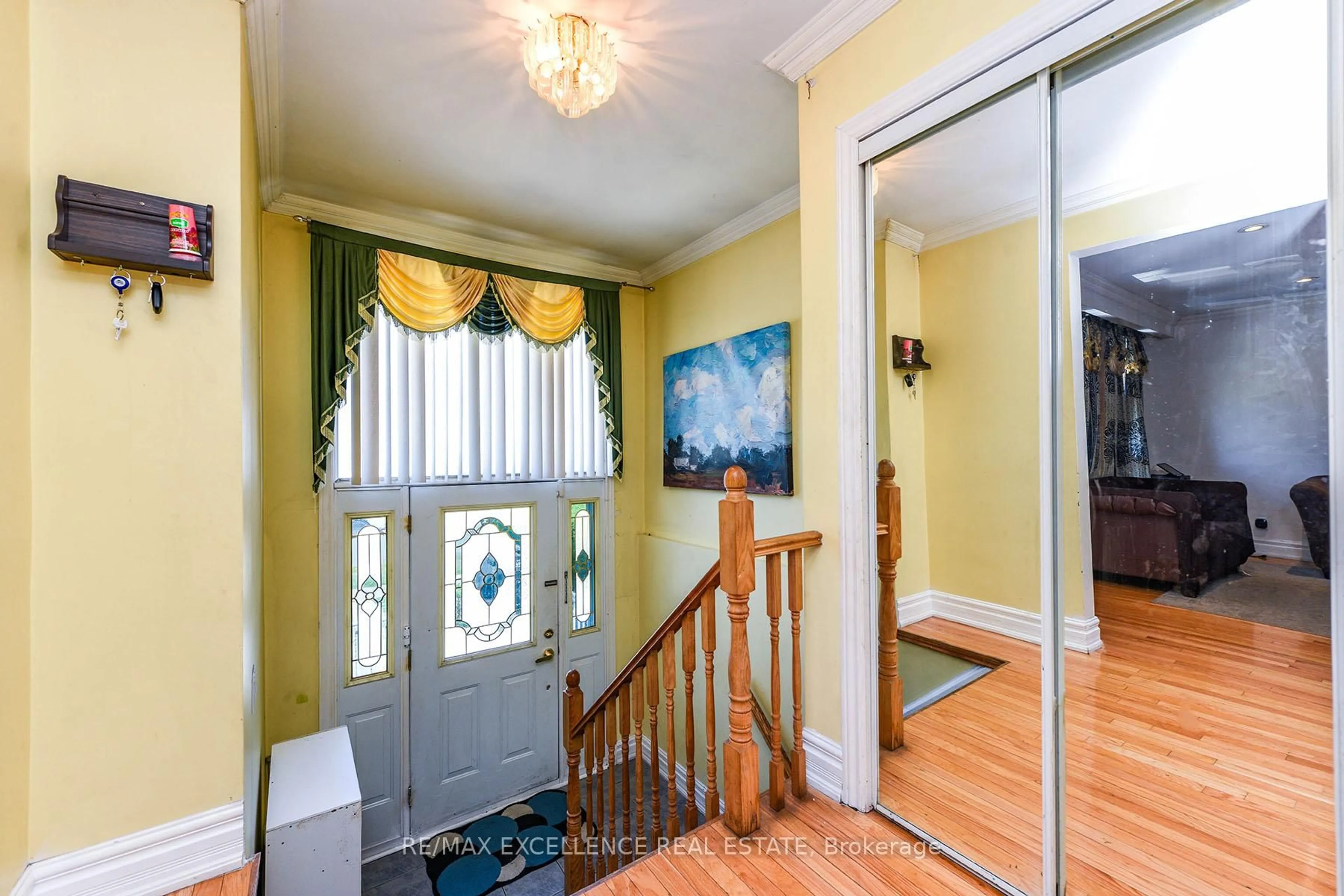 Indoor entryway for 7396 Sills Rd, Mississauga Ontario L4T 2K1
