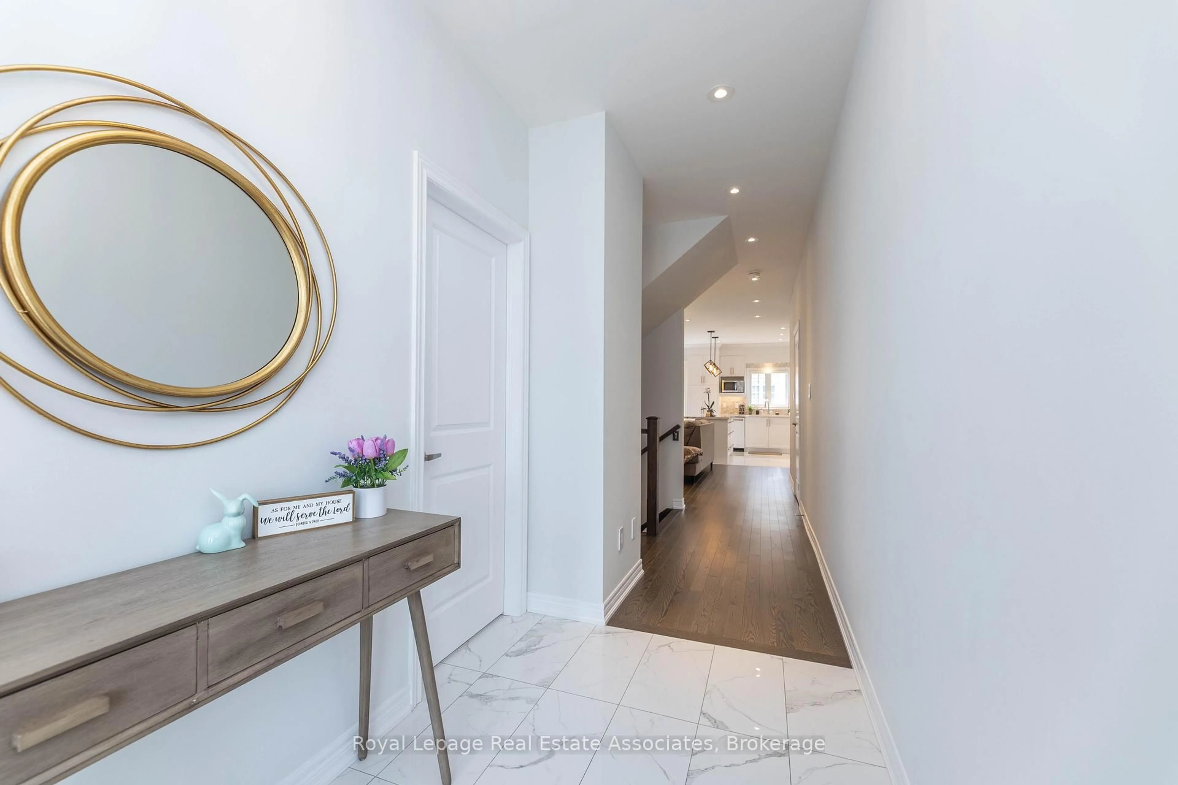Indoor entryway for 7 Overlea Dr, Brampton Ontario L6R 4B5