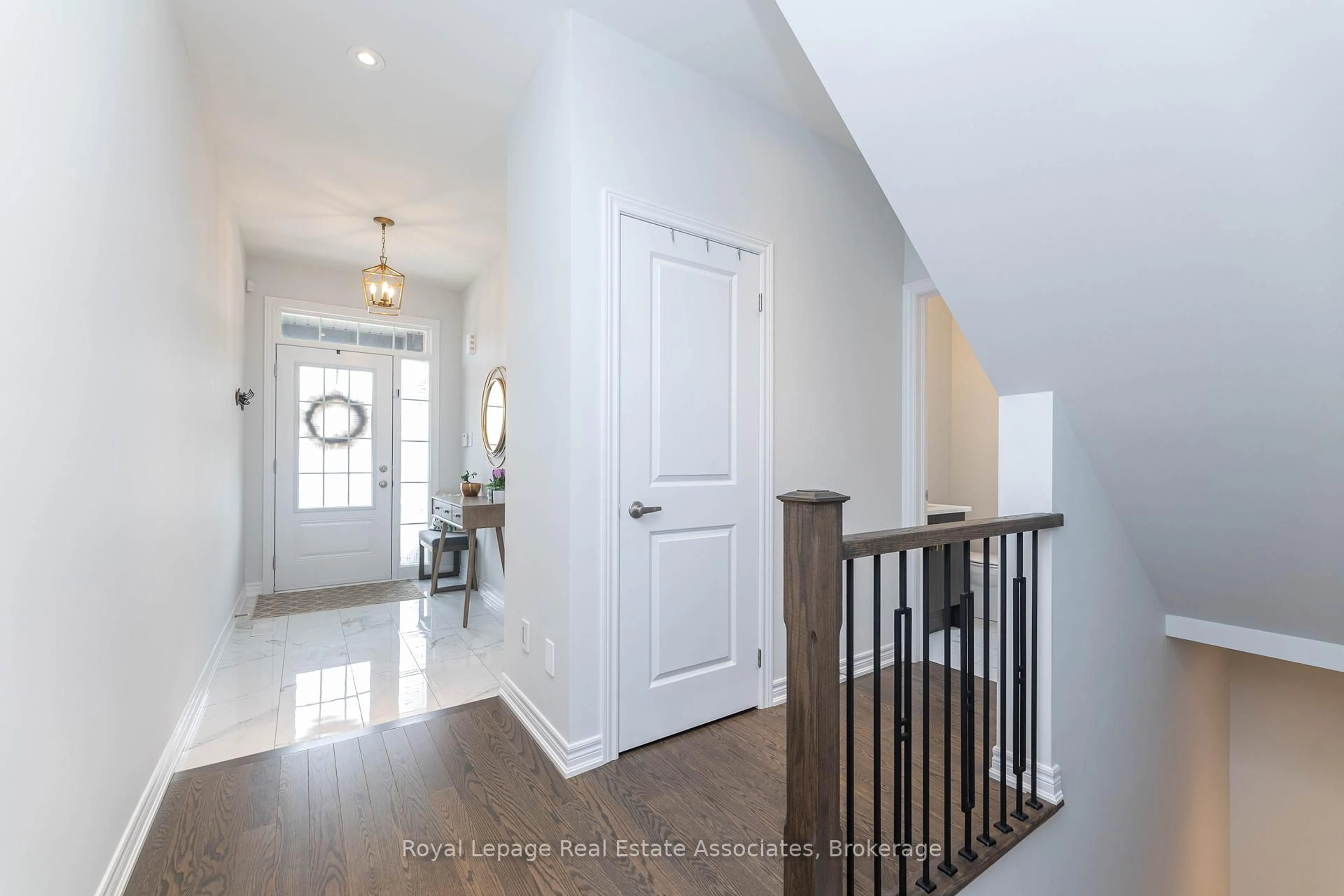 Indoor entryway for 7 Overlea Dr, Brampton Ontario L6R 4B5