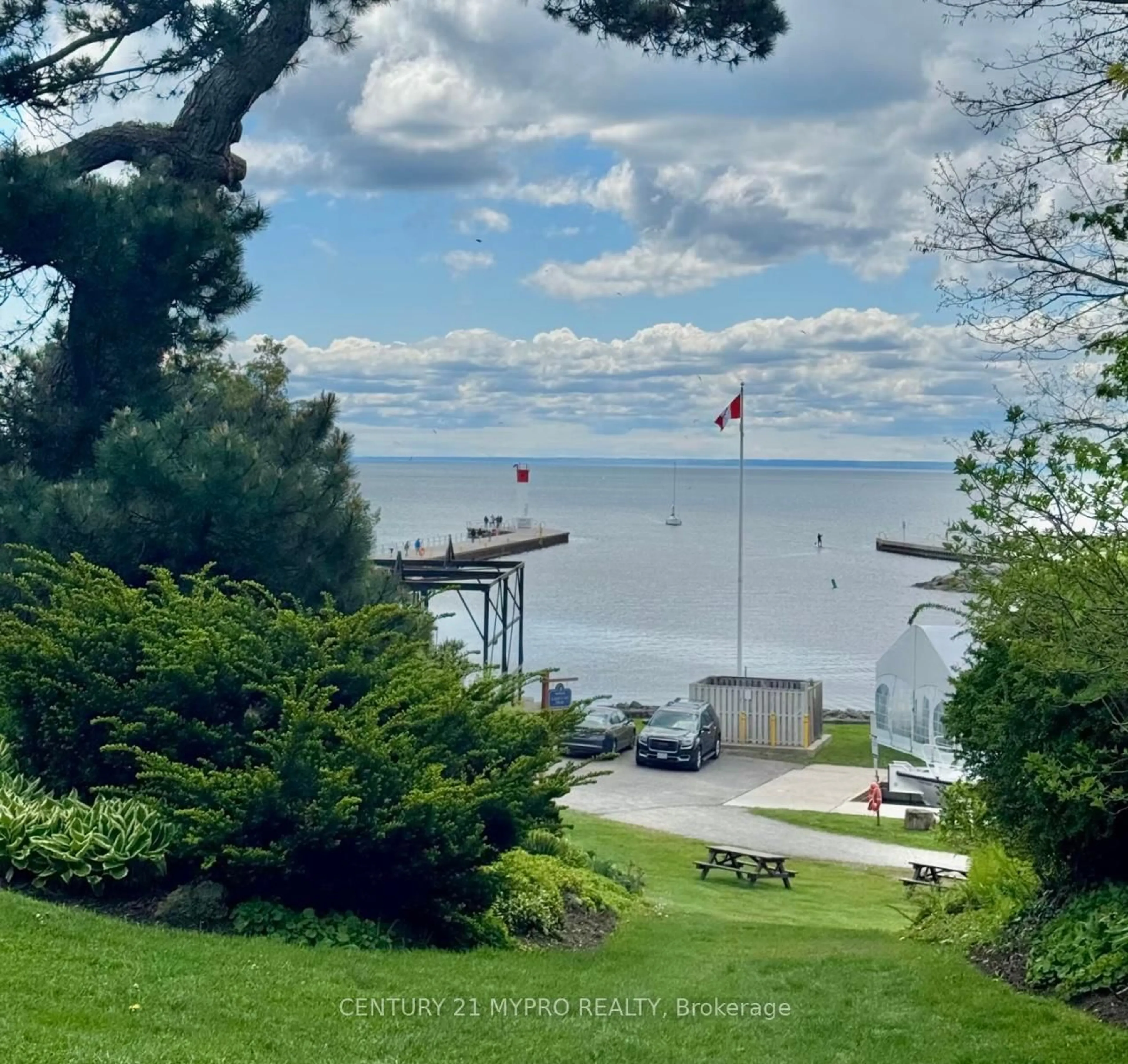A pic from outside/outdoor area/front of a property/back of a property/a pic from drone, water/lake/river/ocean view for 1508 Oakhill Dr, Oakville Ontario L6J 1Y5