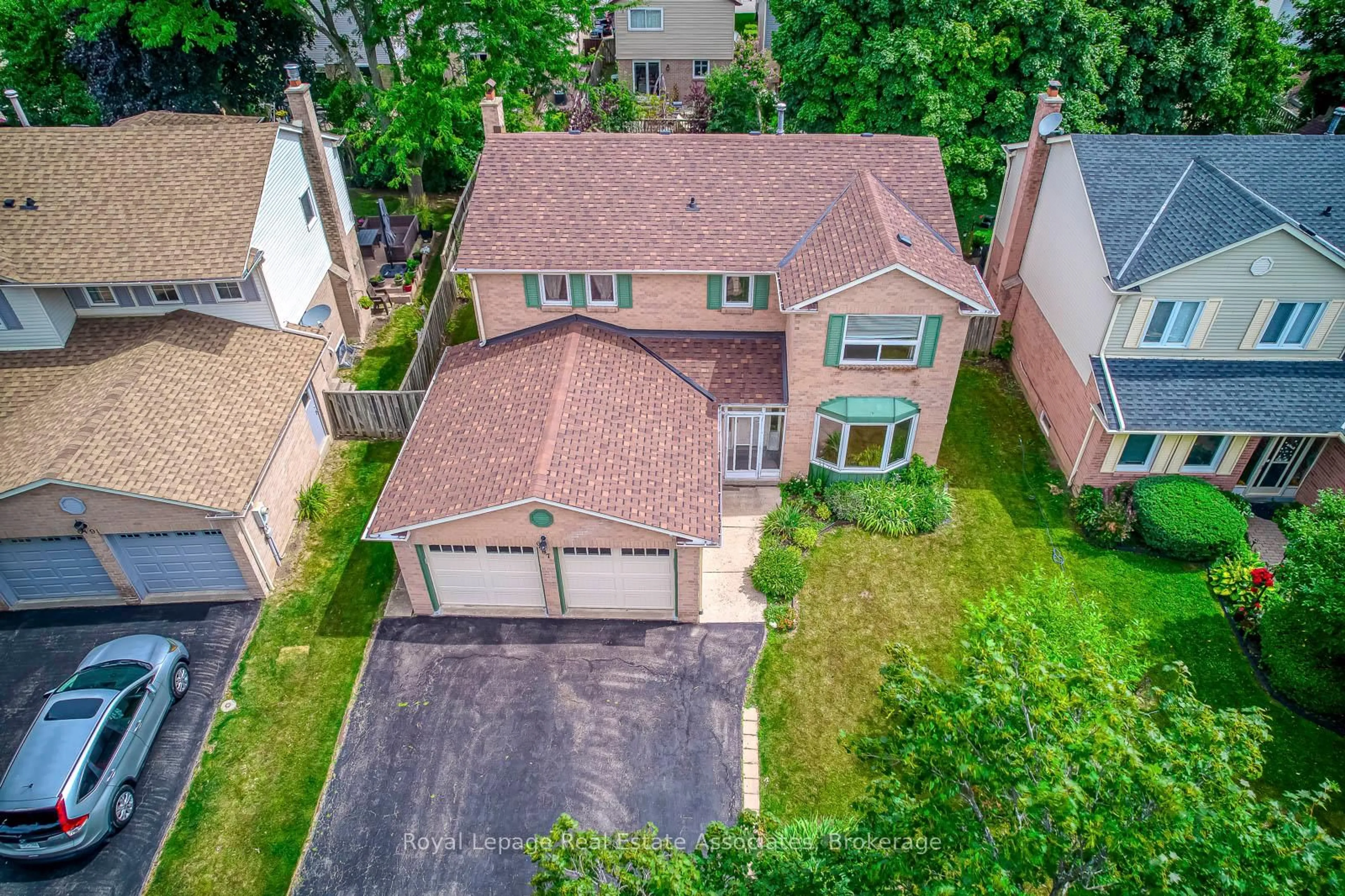A pic from outside/outdoor area/front of a property/back of a property/a pic from drone, street for 6487 Miller's Grve, Mississauga Ontario L5N 3E5