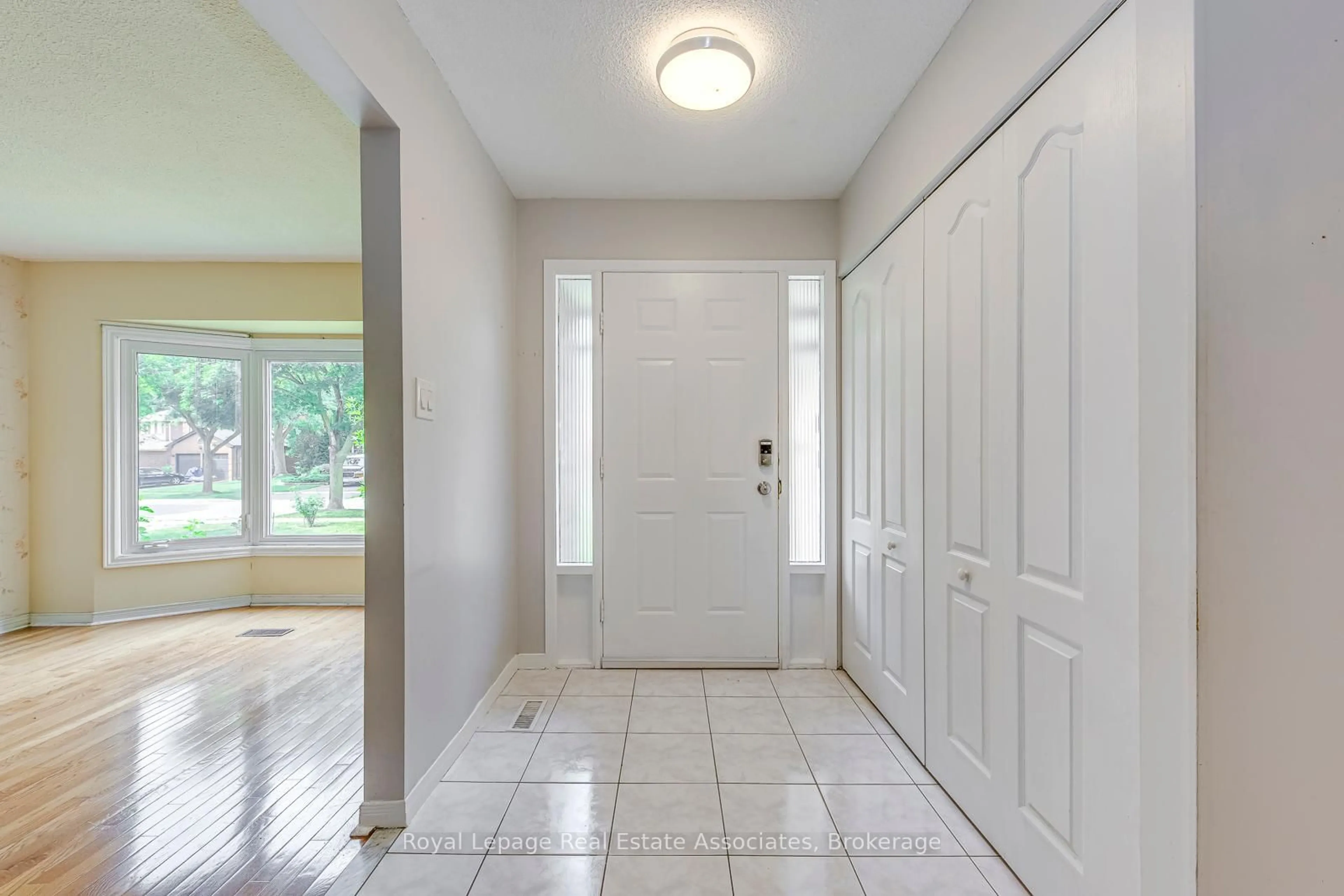 Indoor entryway for 6487 Miller's Grve, Mississauga Ontario L5N 3E5