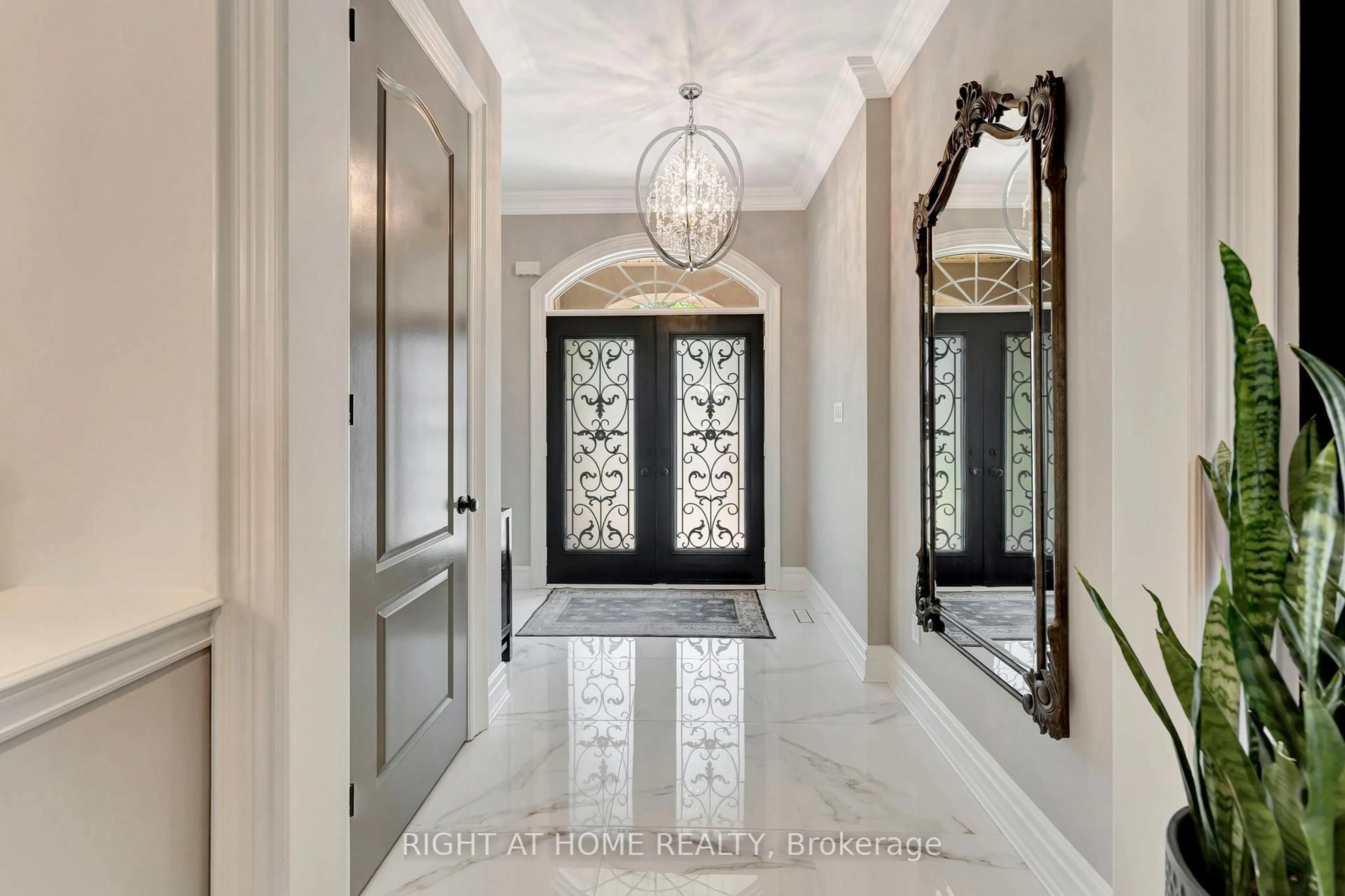 Indoor entryway for 2469 Whistling Springs Cres, Oakville Ontario L6M 5G3