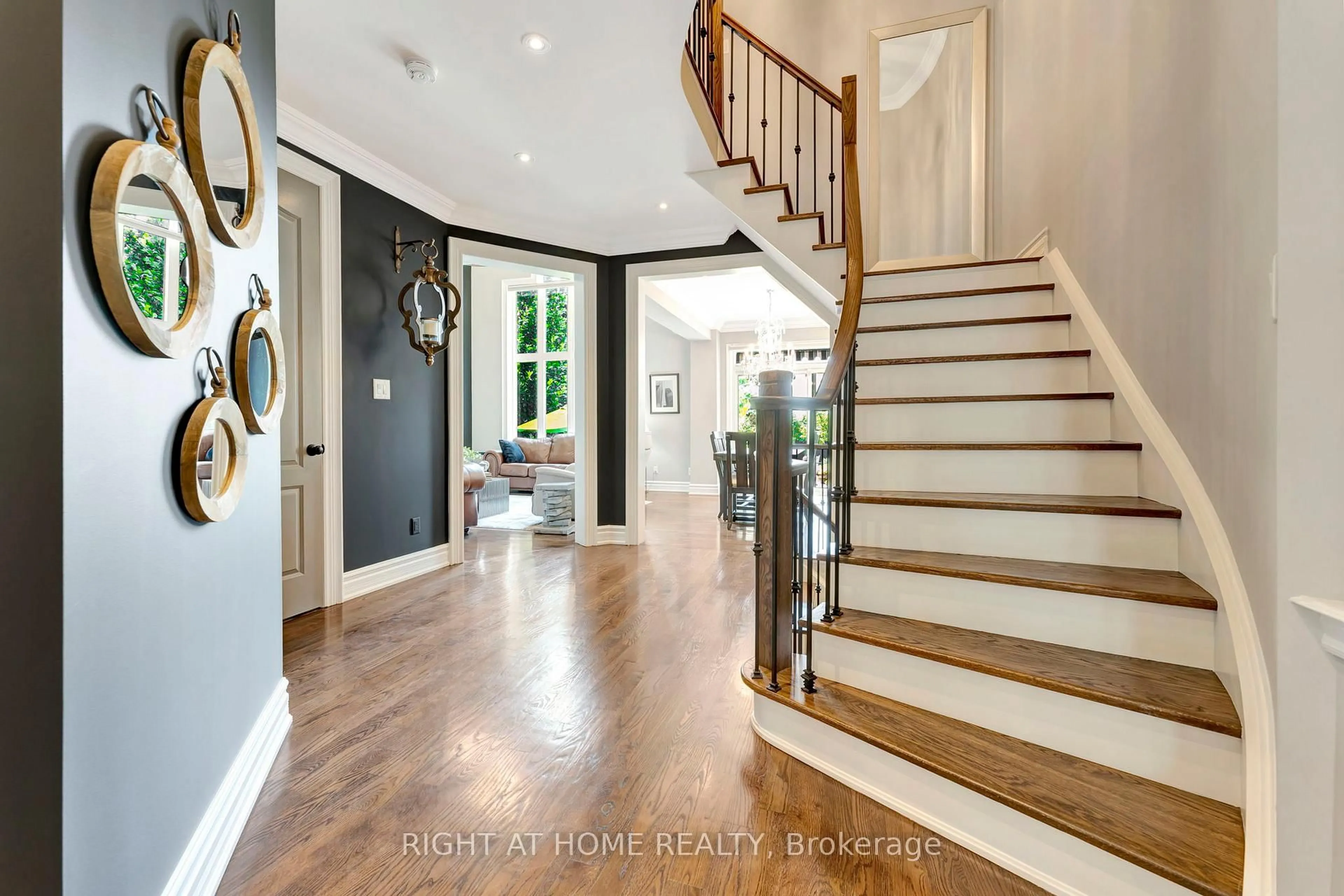 Indoor entryway for 2469 Whistling Springs Cres, Oakville Ontario L6M 5G3
