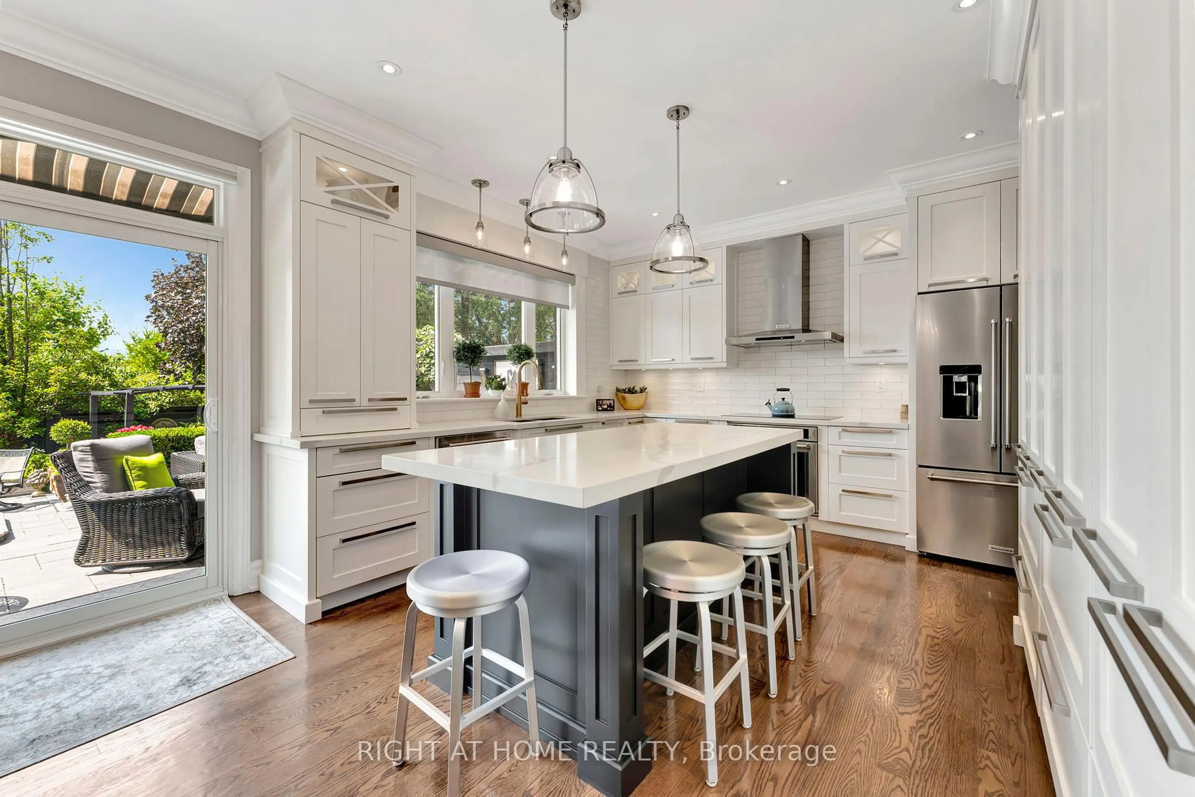 Open concept kitchen, unknown for 2469 Whistling Springs Cres, Oakville Ontario L6M 5G3