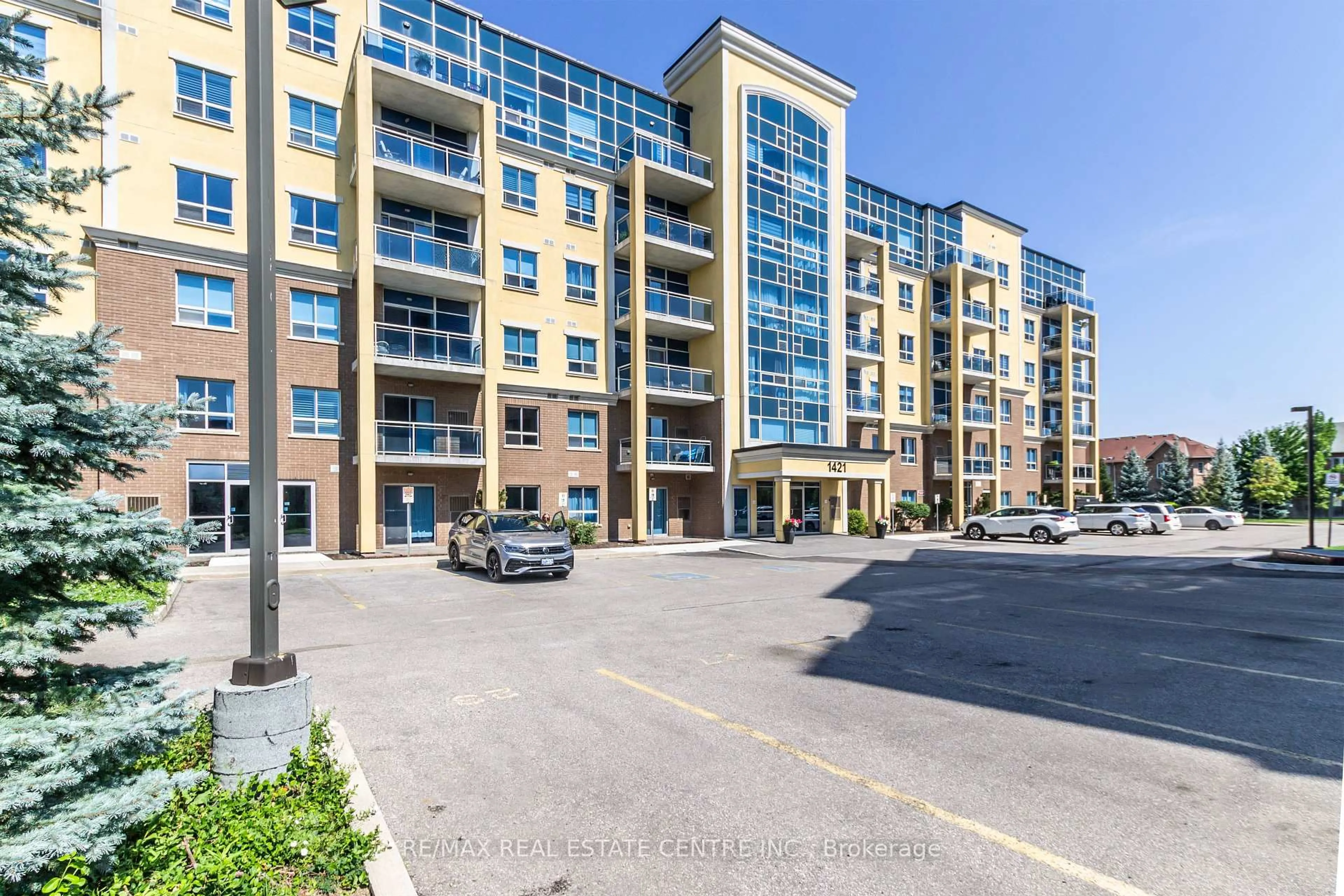A pic from outside/outdoor area/front of a property/back of a property/a pic from drone, street for 1421 Costigan Rd #404, Milton Ontario L9T 2N4