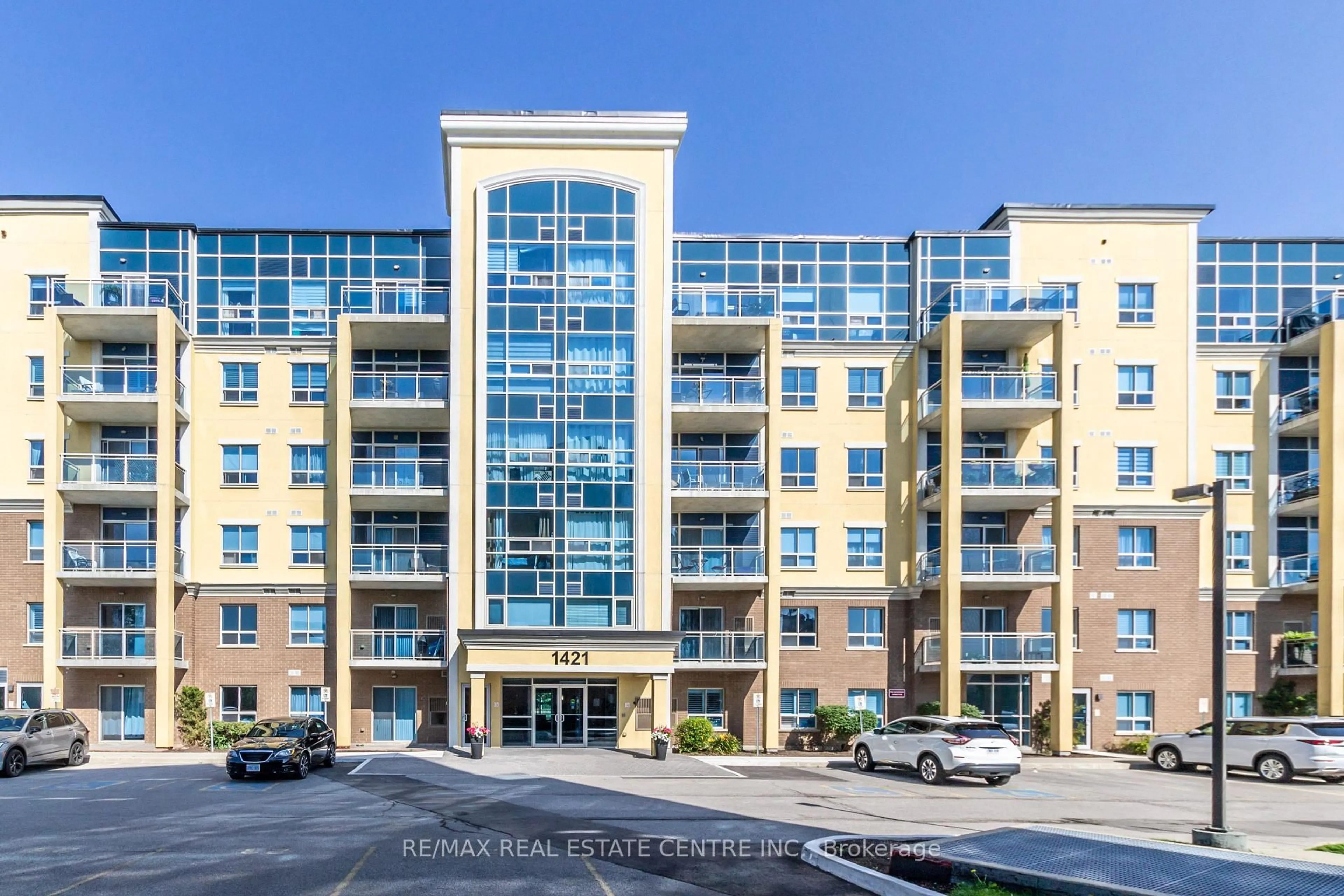 Indoor foyer for 1421 Costigan Rd #404, Milton Ontario L9T 2N4