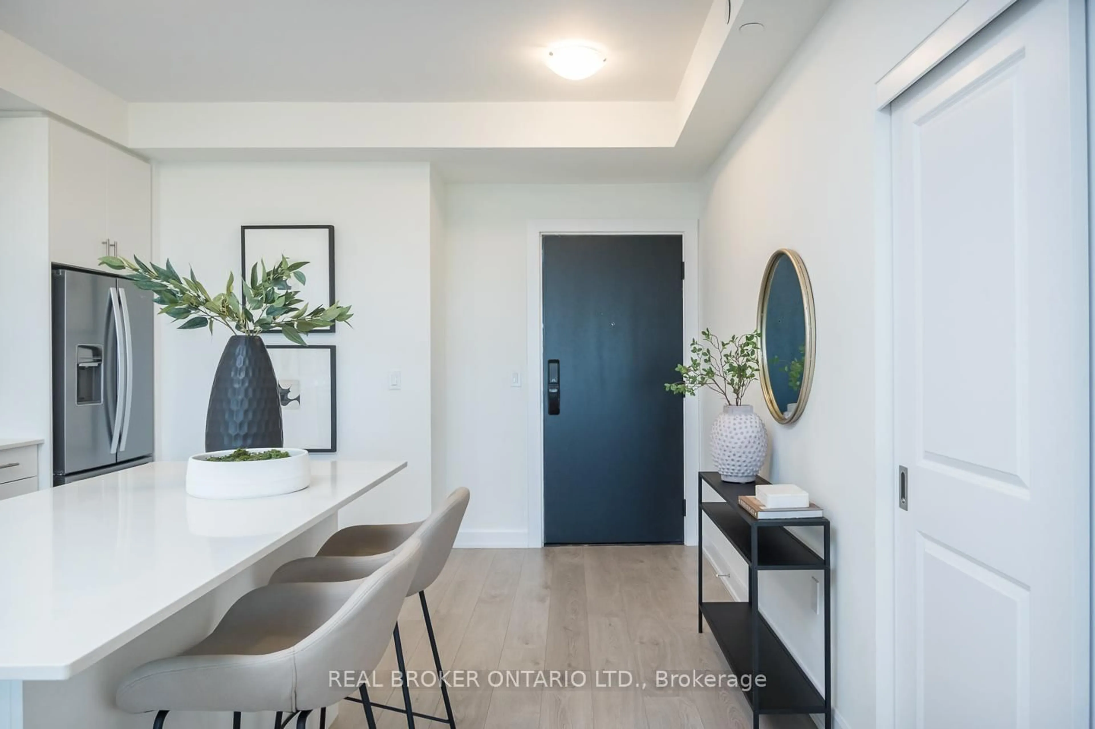 Indoor entryway for 3200 William Coltson Ave #1016, Oakville Ontario L6H 7W6