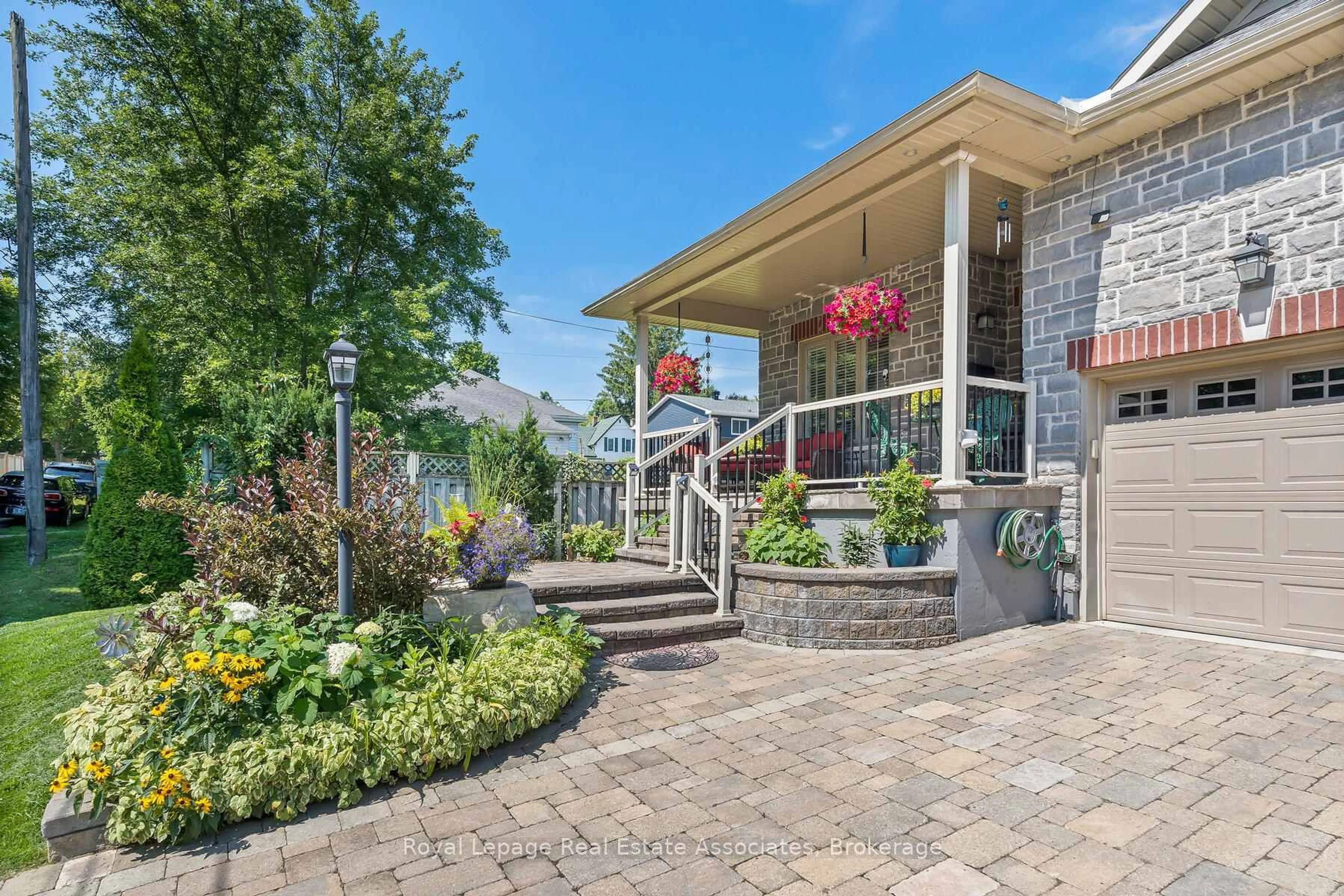 Patio, unknown for 23 Kennedy St, Halton Hills Ontario L7G 2R8