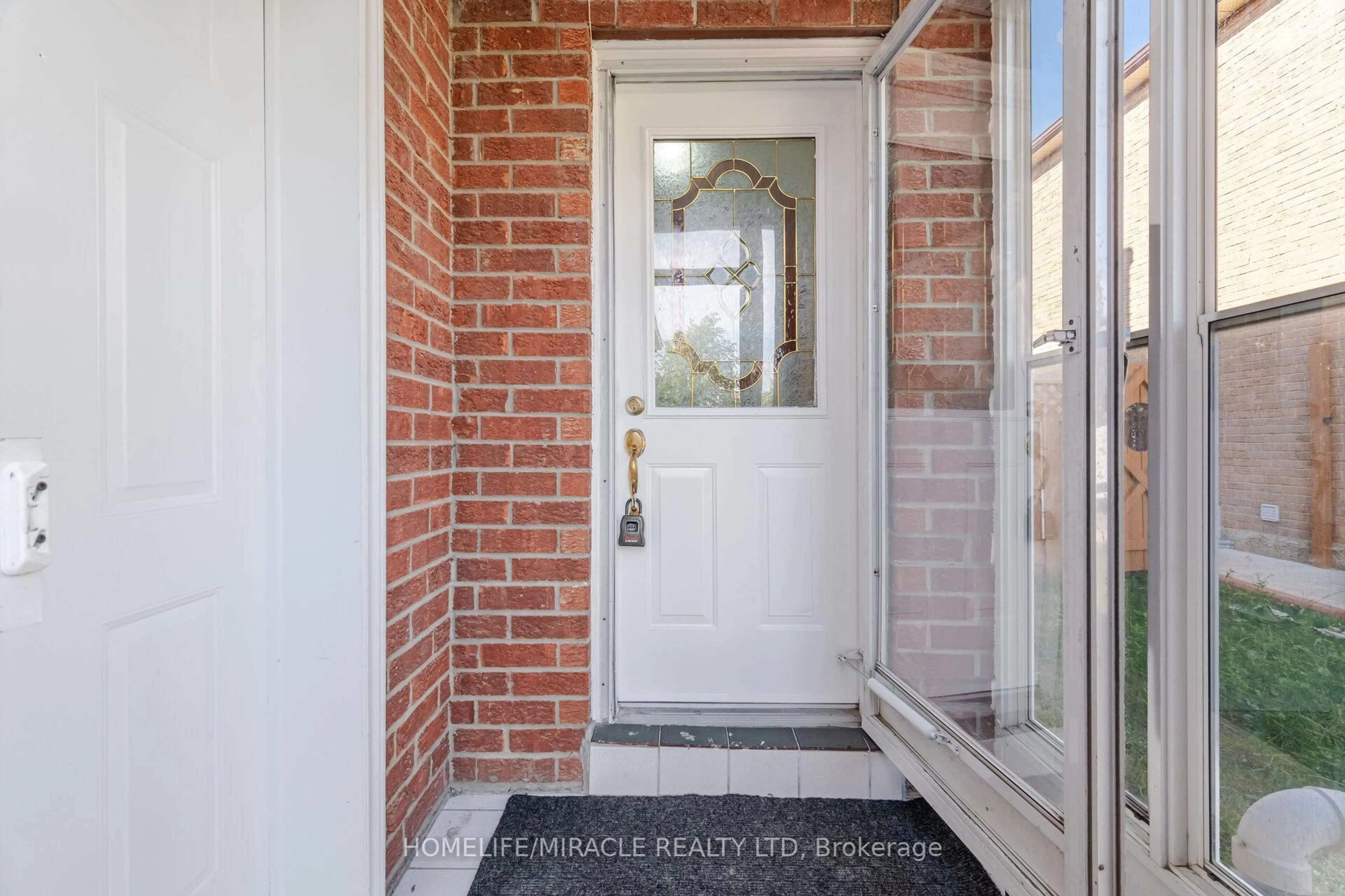 Indoor entryway for 27 Jay St, Brampton Ontario L6Z 3V9