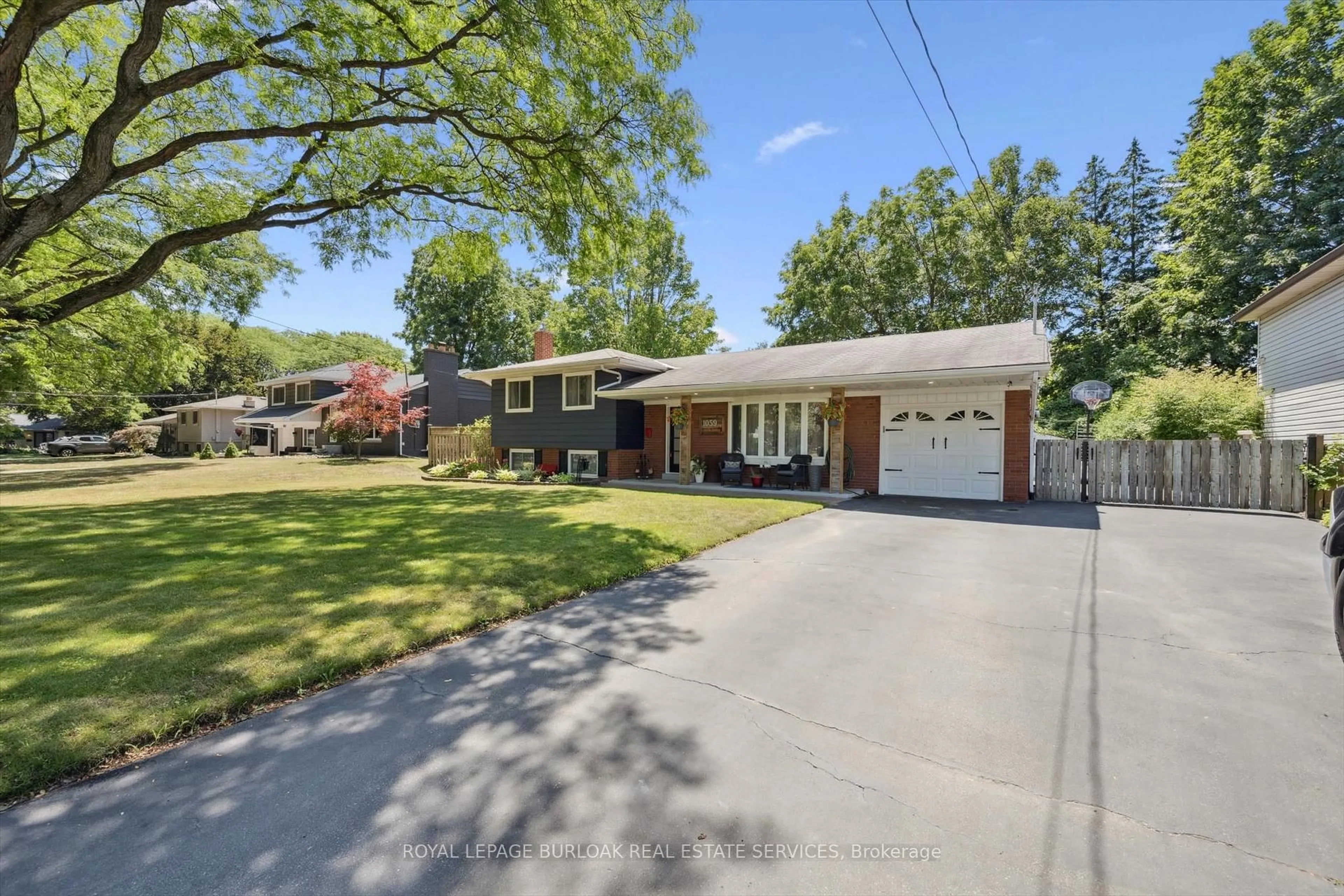 A pic from outside/outdoor area/front of a property/back of a property/a pic from drone, street for 1059 Marley Cres, Burlington Ontario L7T 3S3