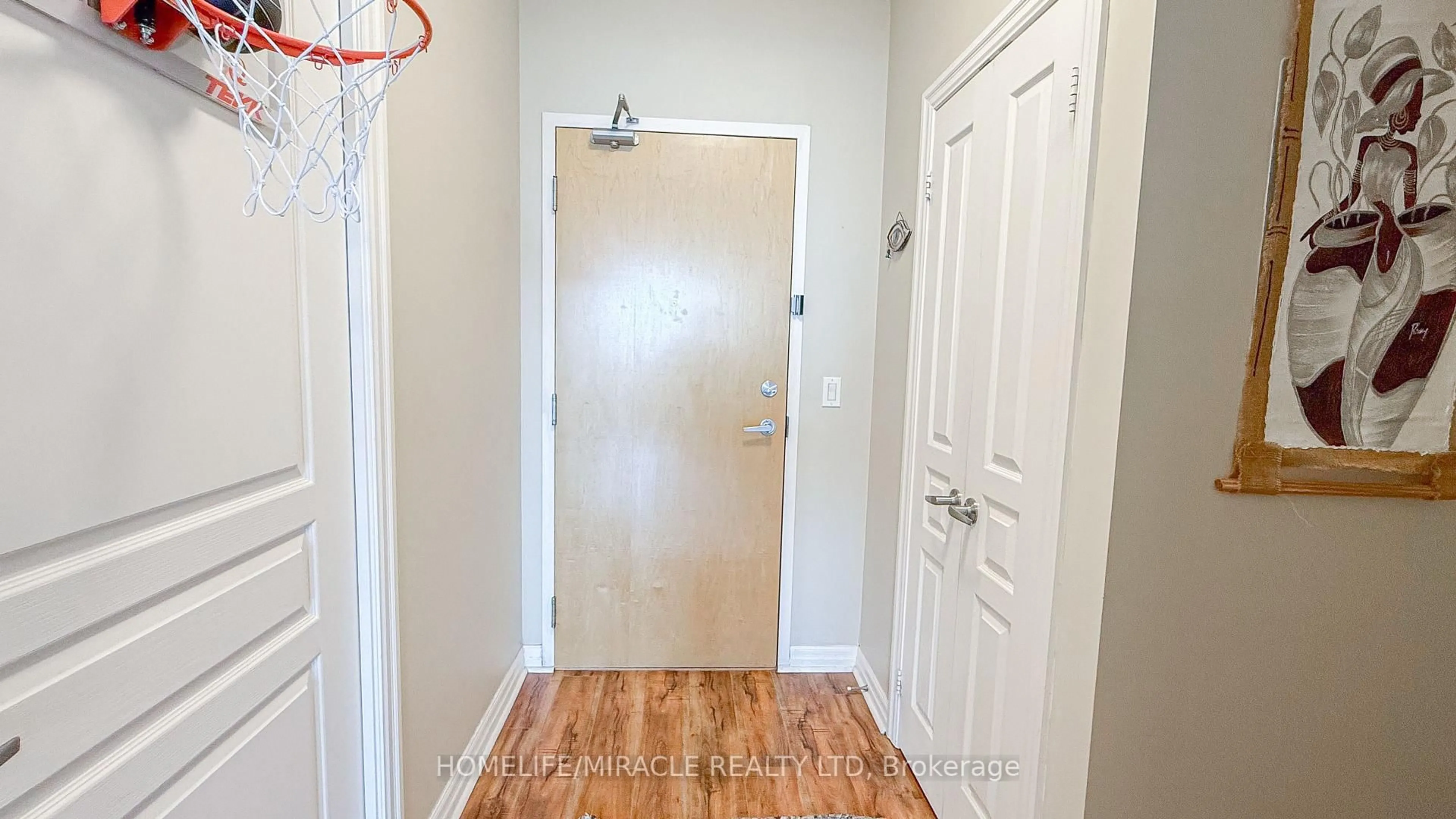 Indoor entryway for 220 Burnhamthorpe Rd #2803, Mississauga Ontario L5B 4N4