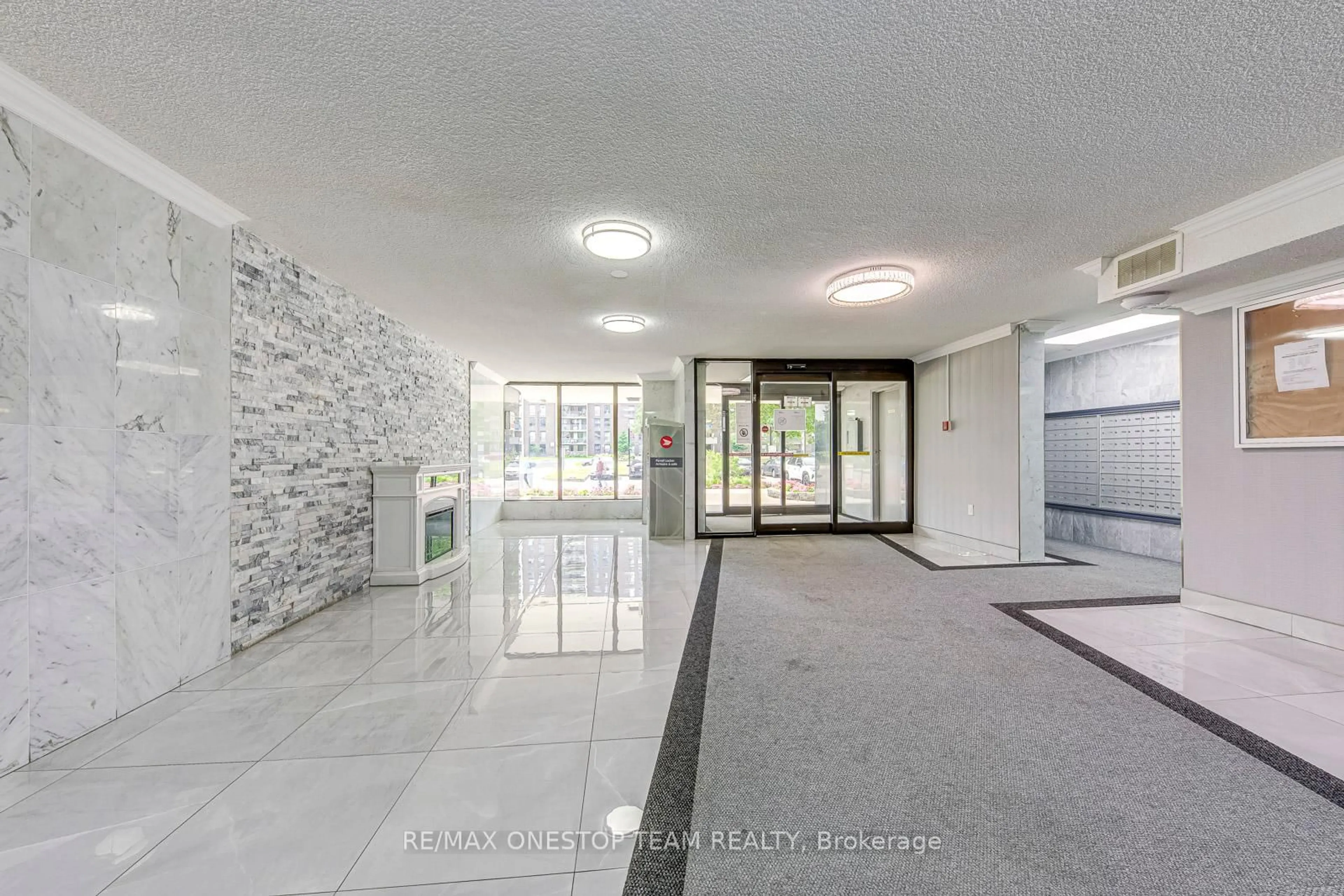 Indoor foyer for 4 Kings Cross Rd #402, Brampton Ontario L6T 3X8