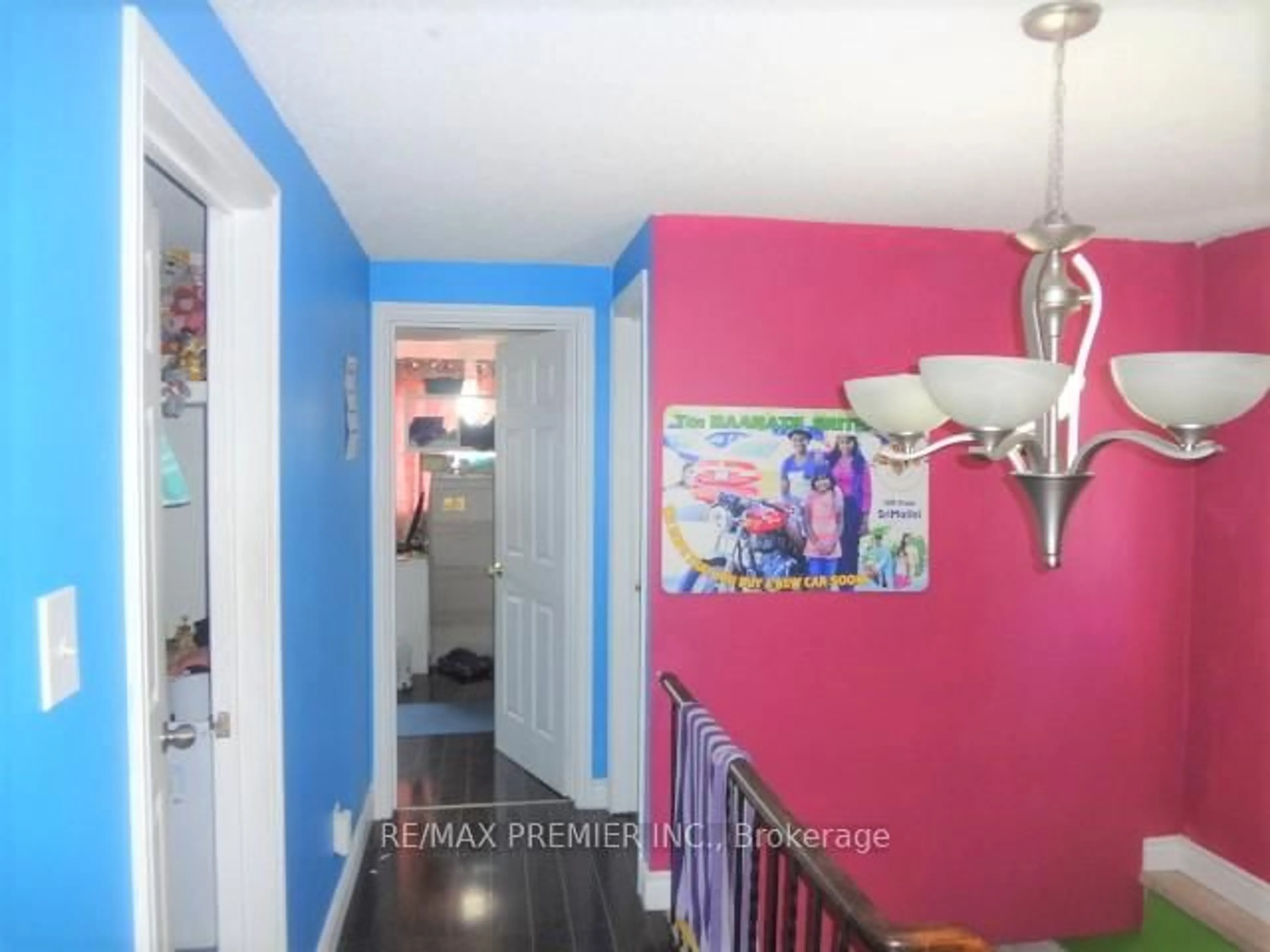 Indoor entryway for 4 Teresa Crt, Toronto Ontario M9V 4Y5