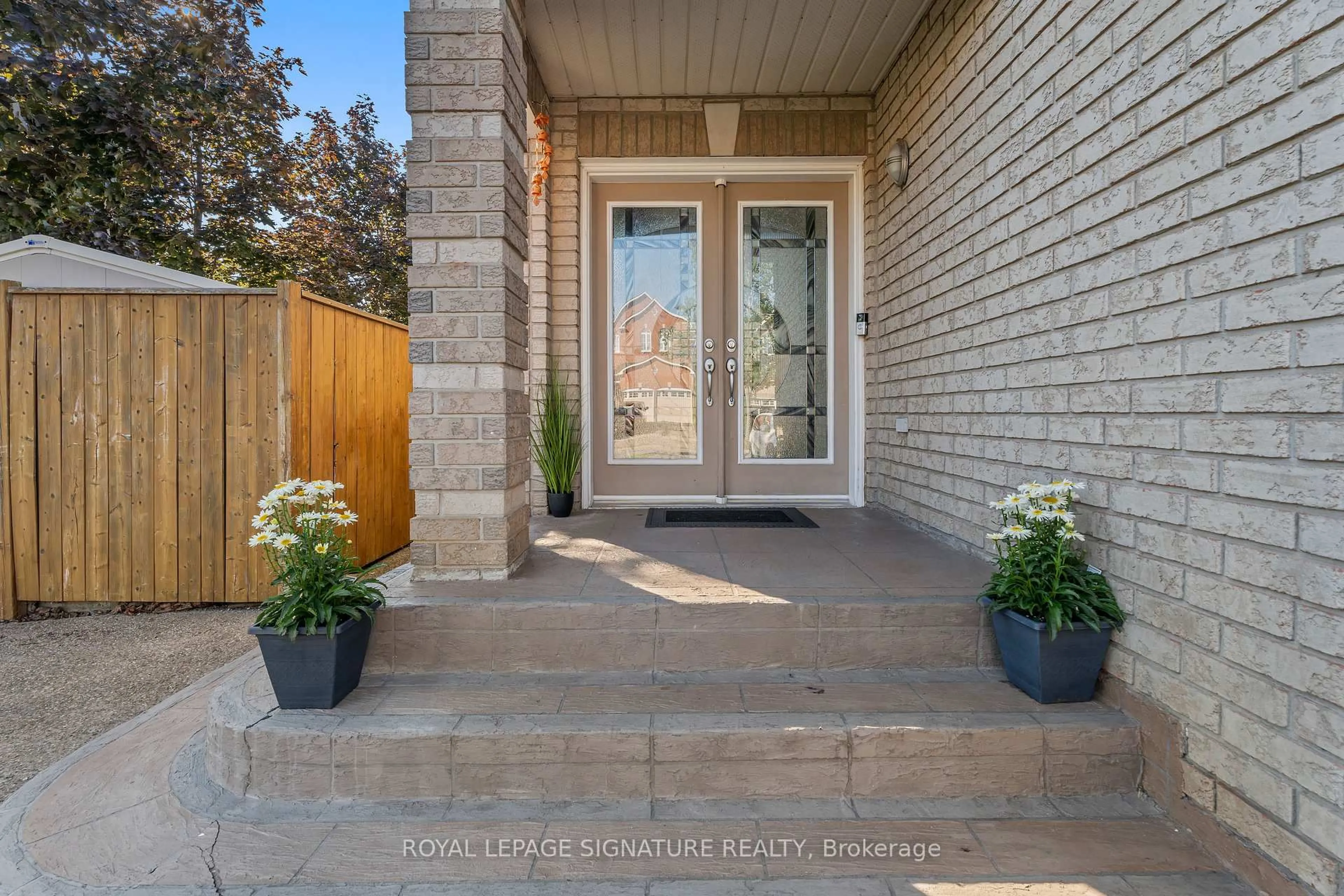 Indoor entryway for 851 Genovese Pl, Mississauga Ontario L5V 3B1
