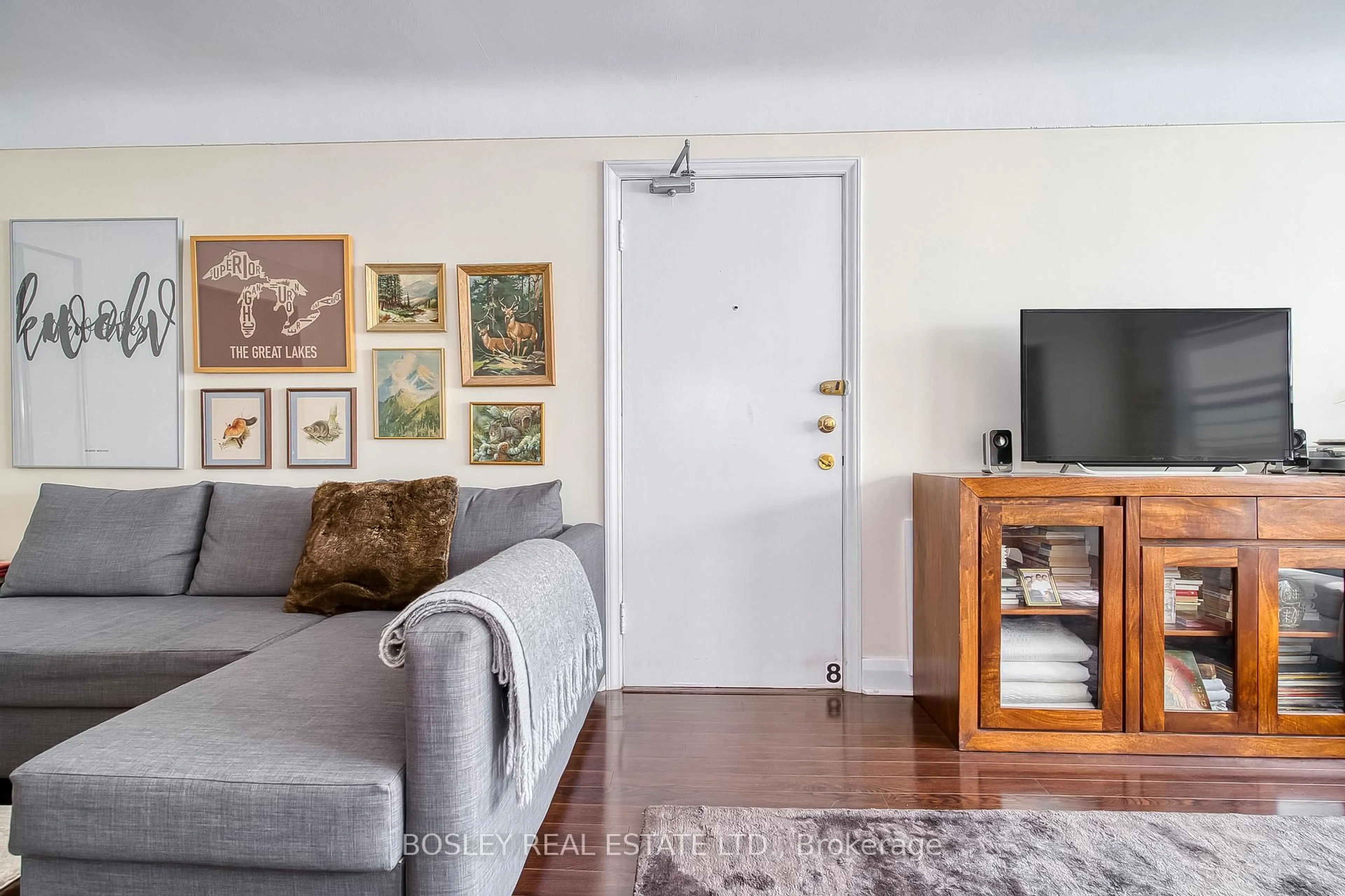 Living room with furniture, wood/laminate floor for 288 Reynolds St #16, Oakville Ontario L6J 3L4