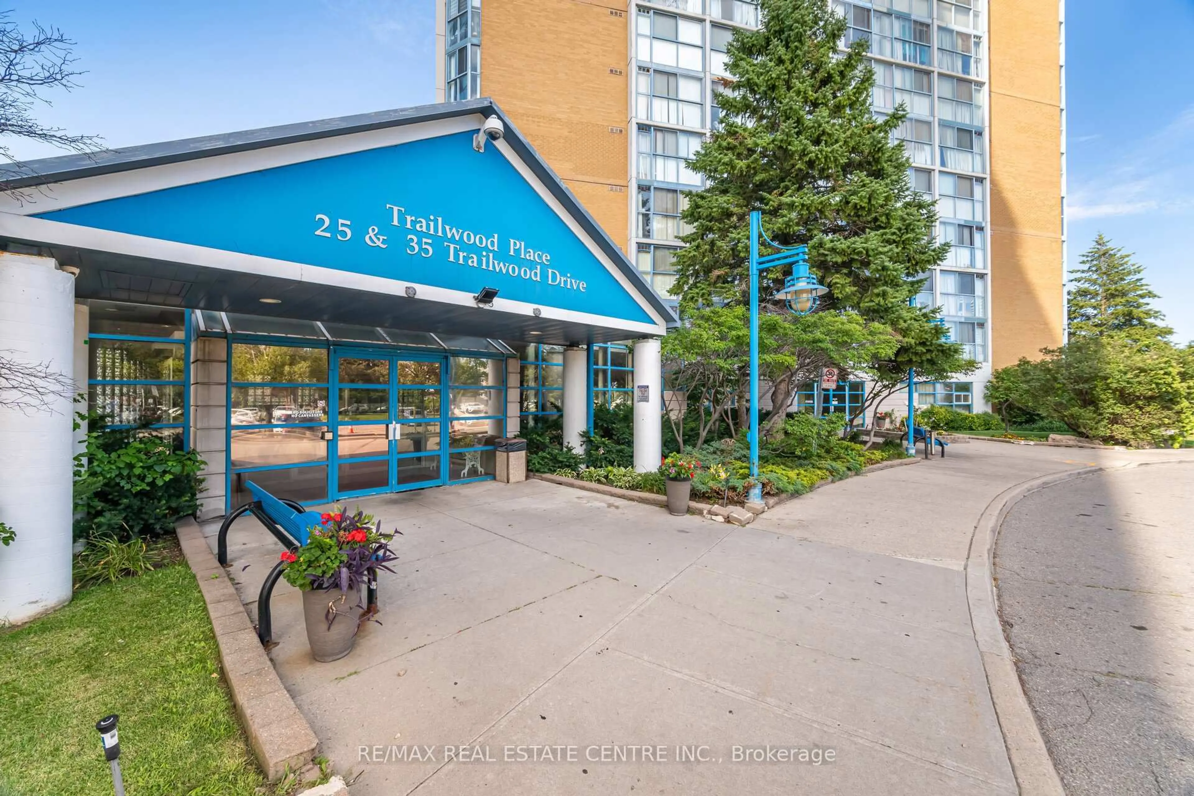 Indoor foyer for 25 Trailwood Dr #402, Mississauga Ontario L4Z 3K9
