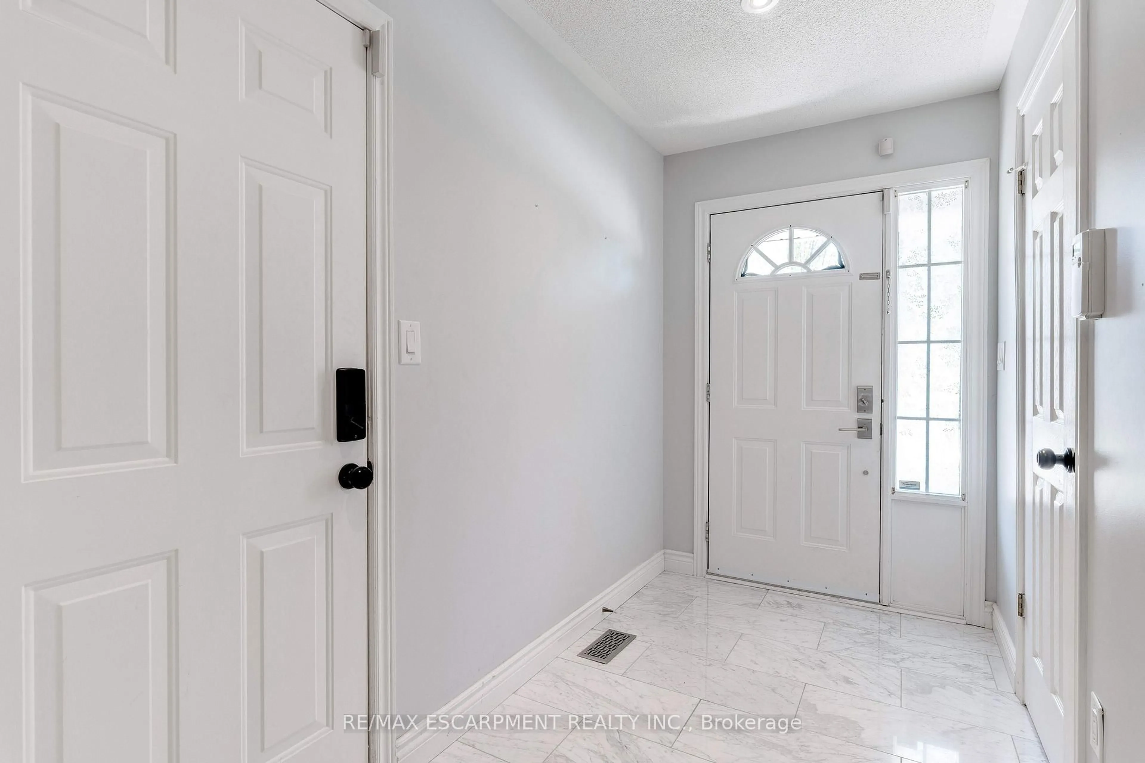 Indoor entryway for 2151 WALKERS Line #19, Burlington Ontario L7M 4W1