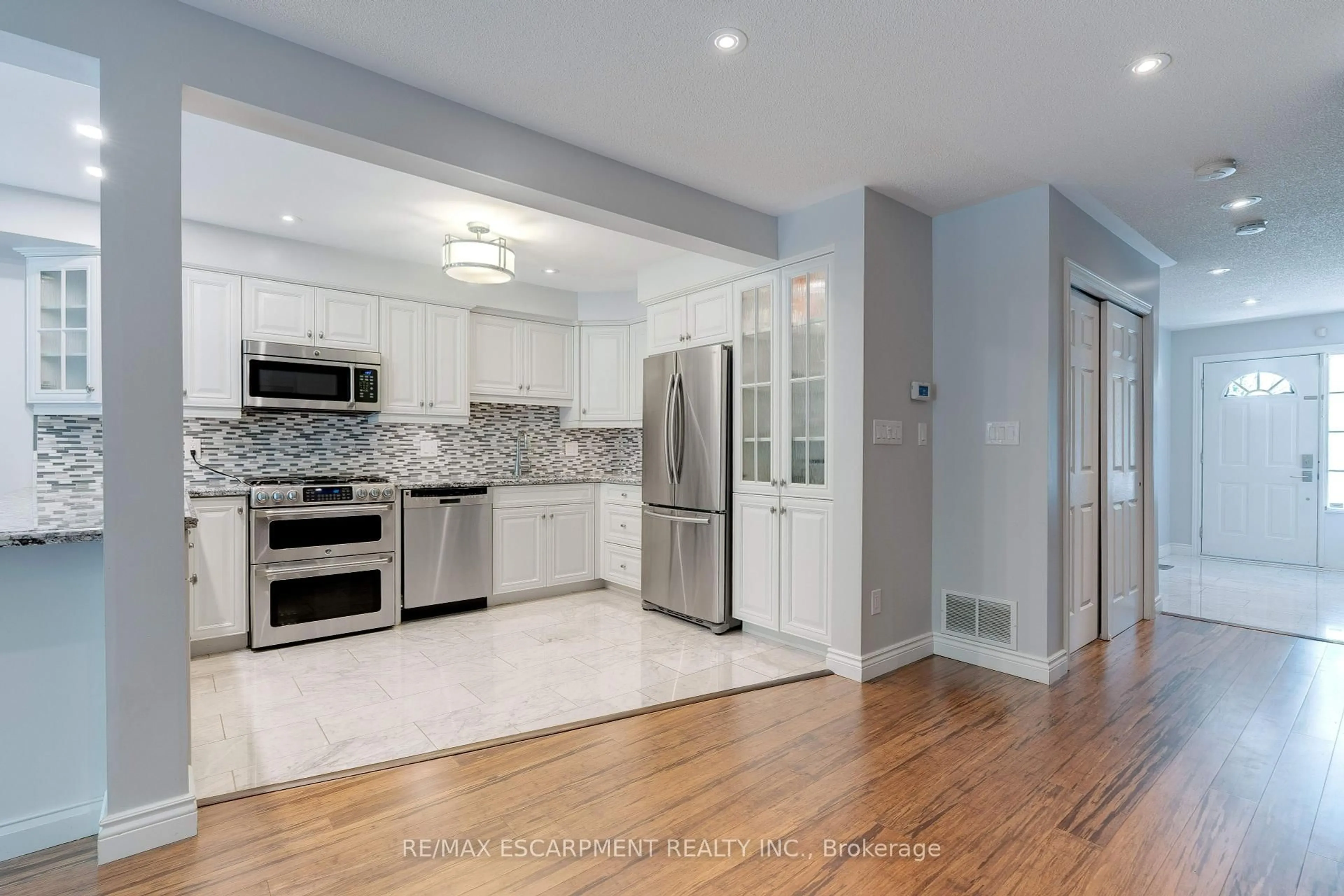 Open concept kitchen, ceramic/tile floor for 2151 WALKERS Line #19, Burlington Ontario L7M 4W1