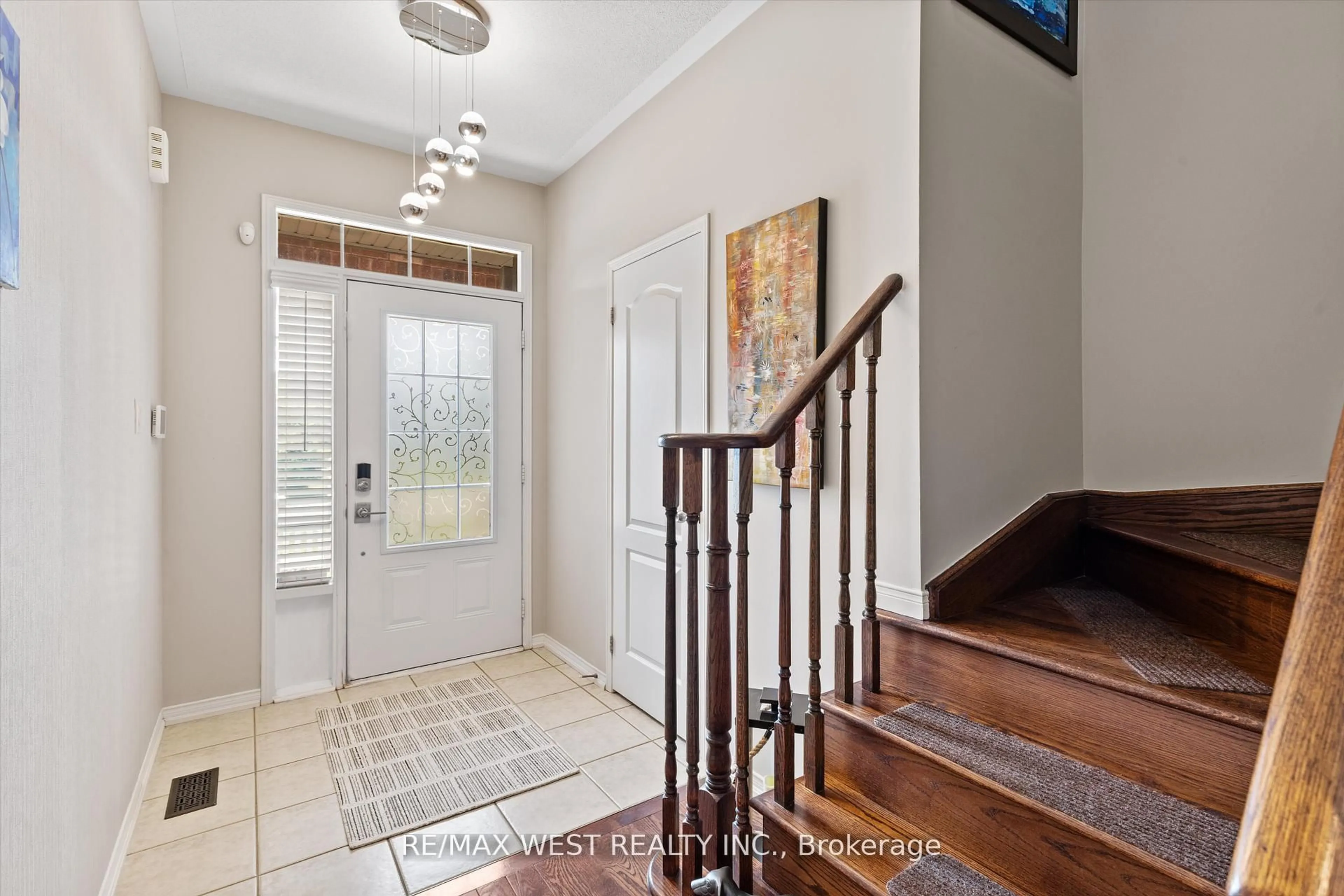 Indoor entryway for 164 Sussexvale Dr, Brampton Ontario L6R 3R2