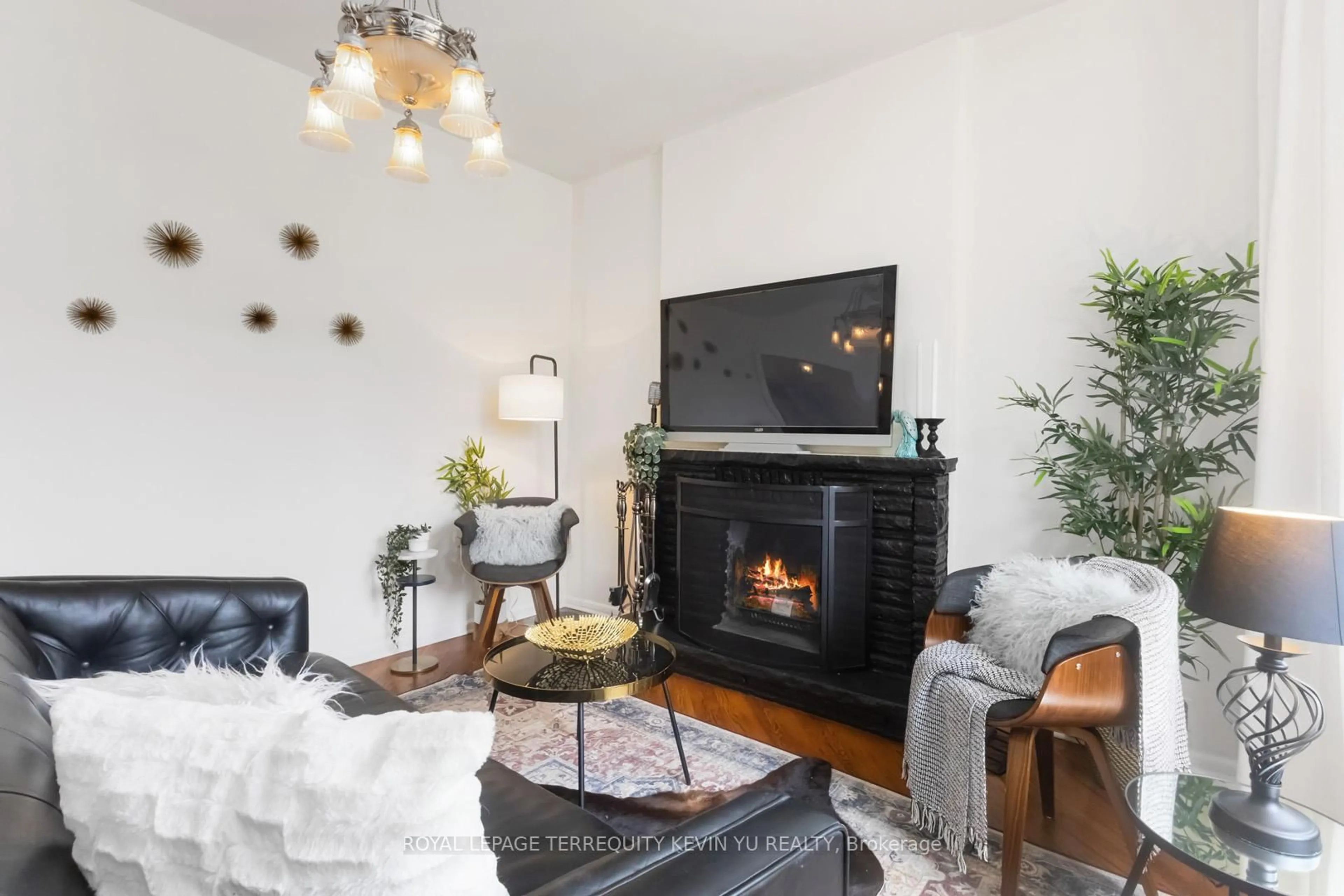 Living room with furniture, unknown for 23 Kenneth Ave, Toronto Ontario M6P 1J1