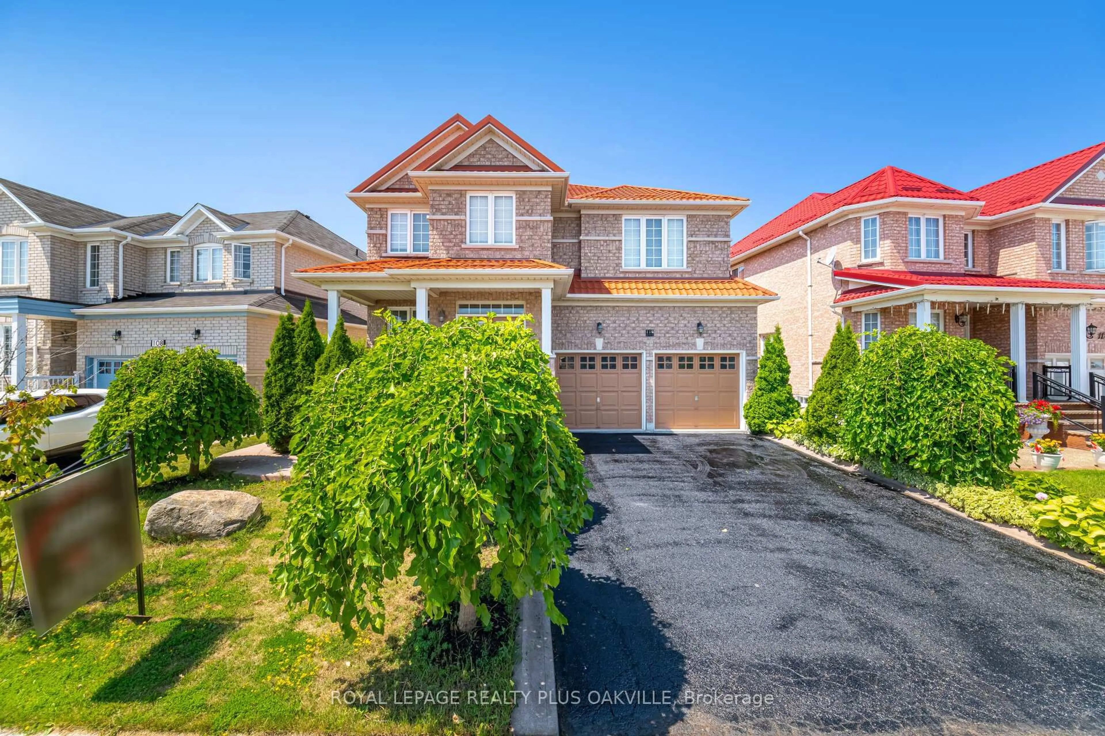 A pic from outside/outdoor area/front of a property/back of a property/a pic from drone, street for 110 Earlsbridge Blvd, Brampton Ontario L7A 3W7