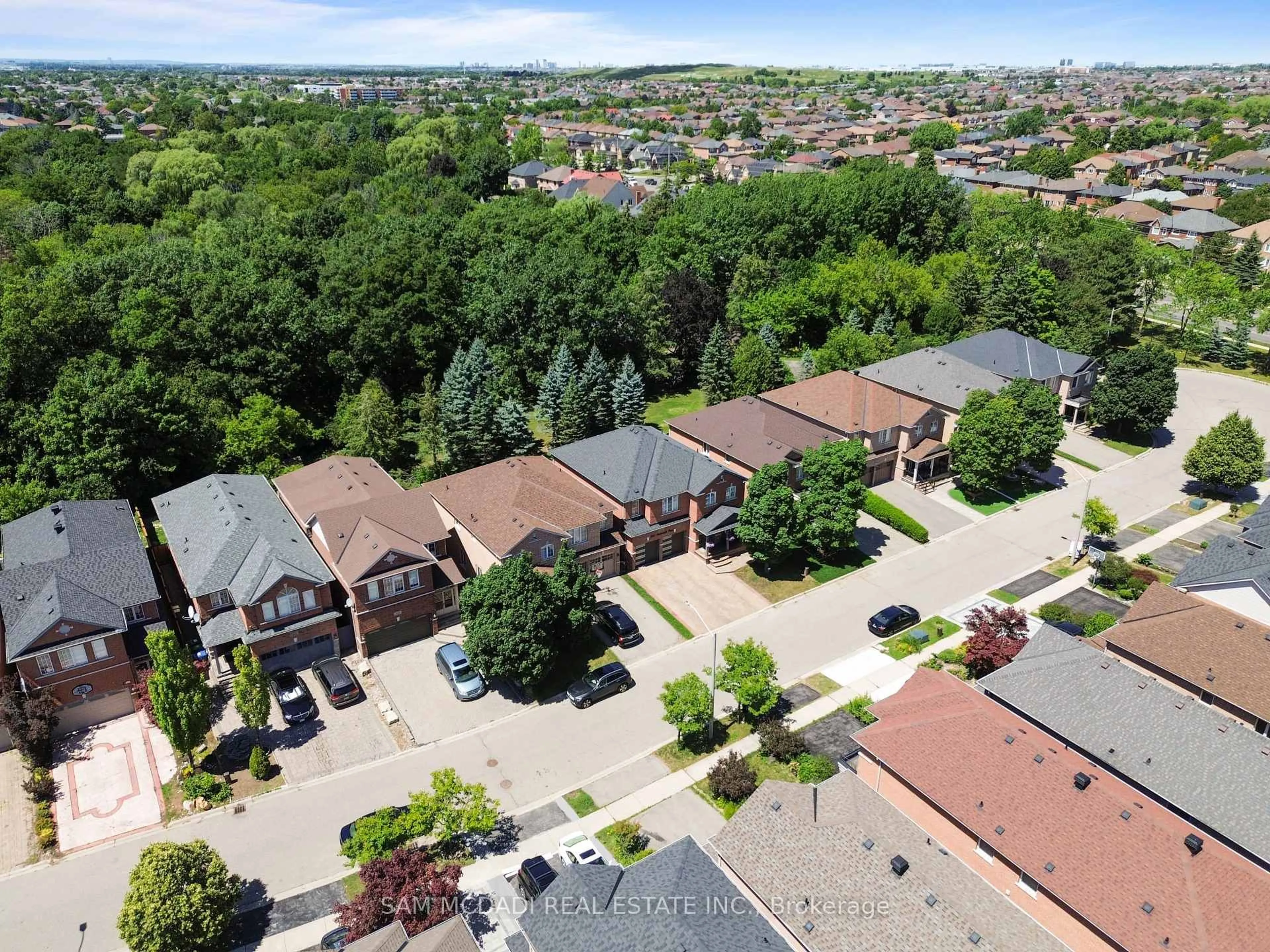 A pic from outside/outdoor area/front of a property/back of a property/a pic from drone, street for 1541 Portsmouth Pl, Mississauga Ontario L5M 7W1