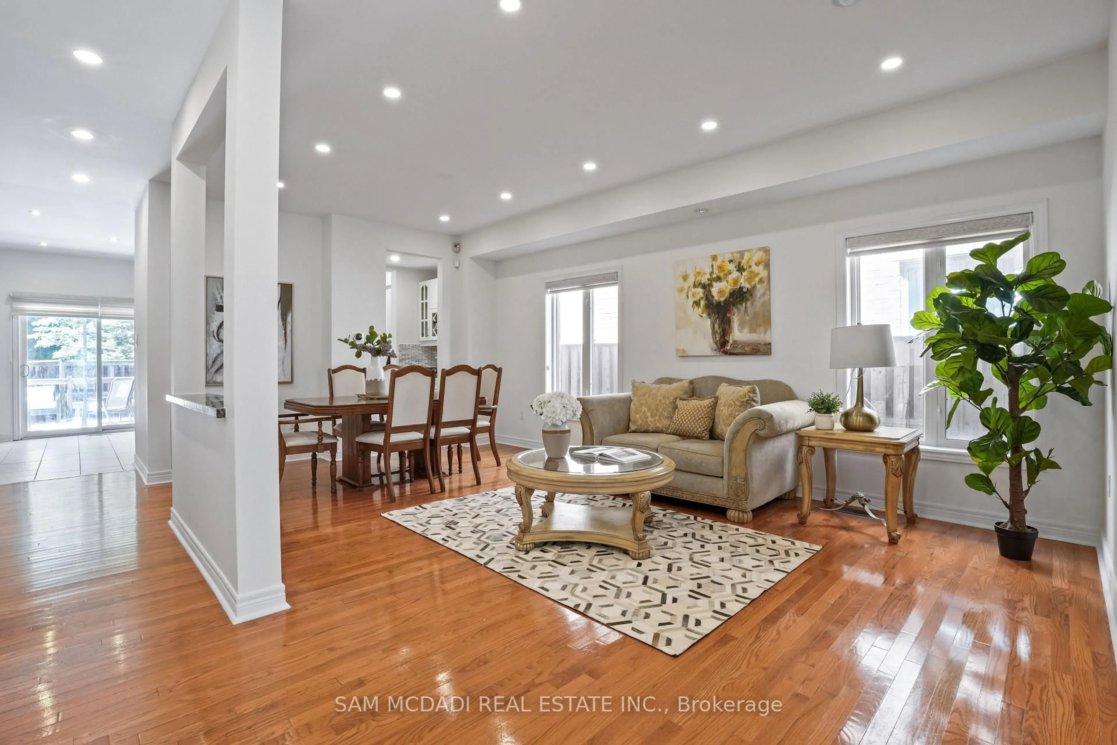 Living room with furniture, wood/laminate floor for 1541 Portsmouth Pl, Mississauga Ontario L5M 7W1