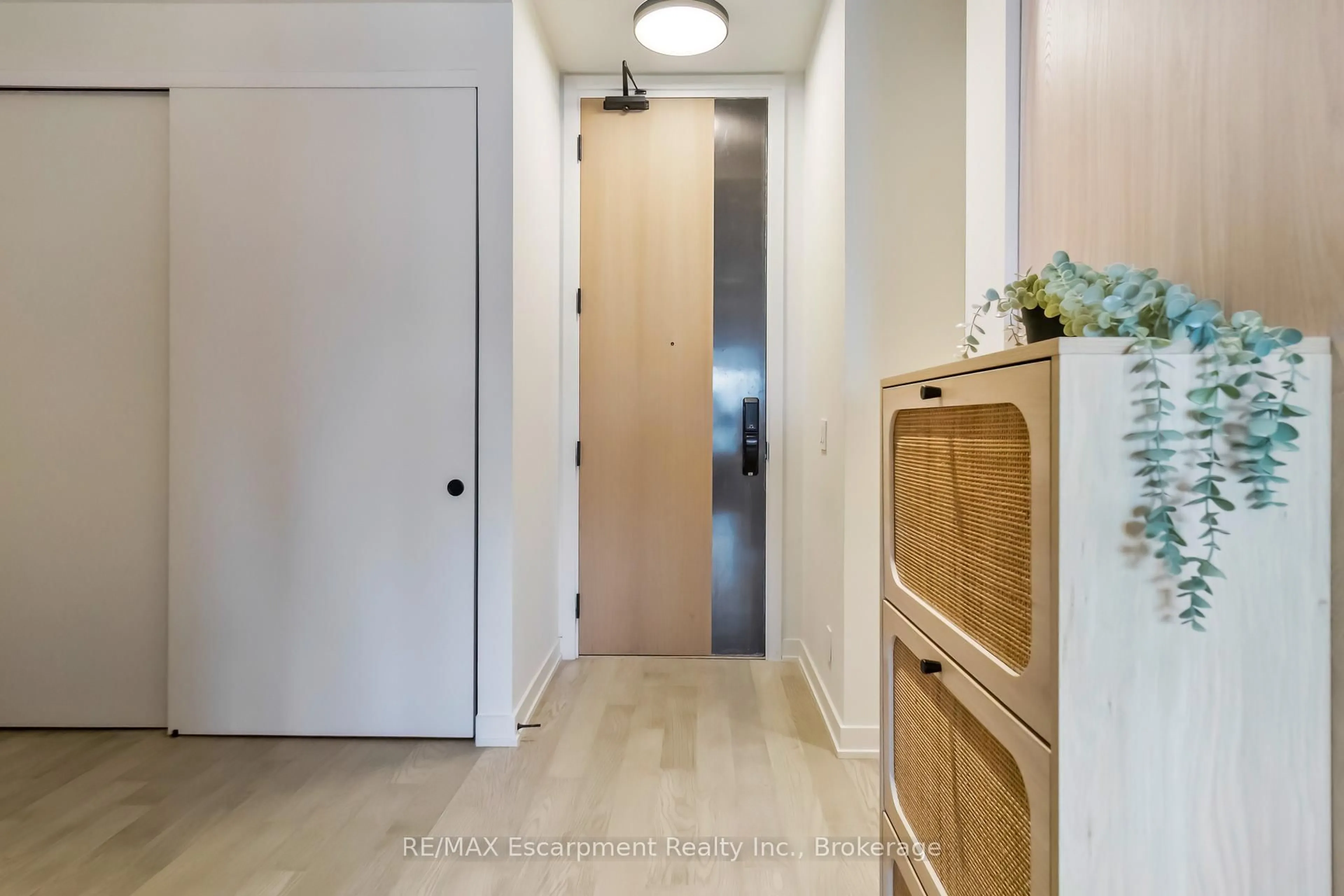 Indoor entryway for 123 Maurice Dr #205, Oakville Ontario L6K 2W6