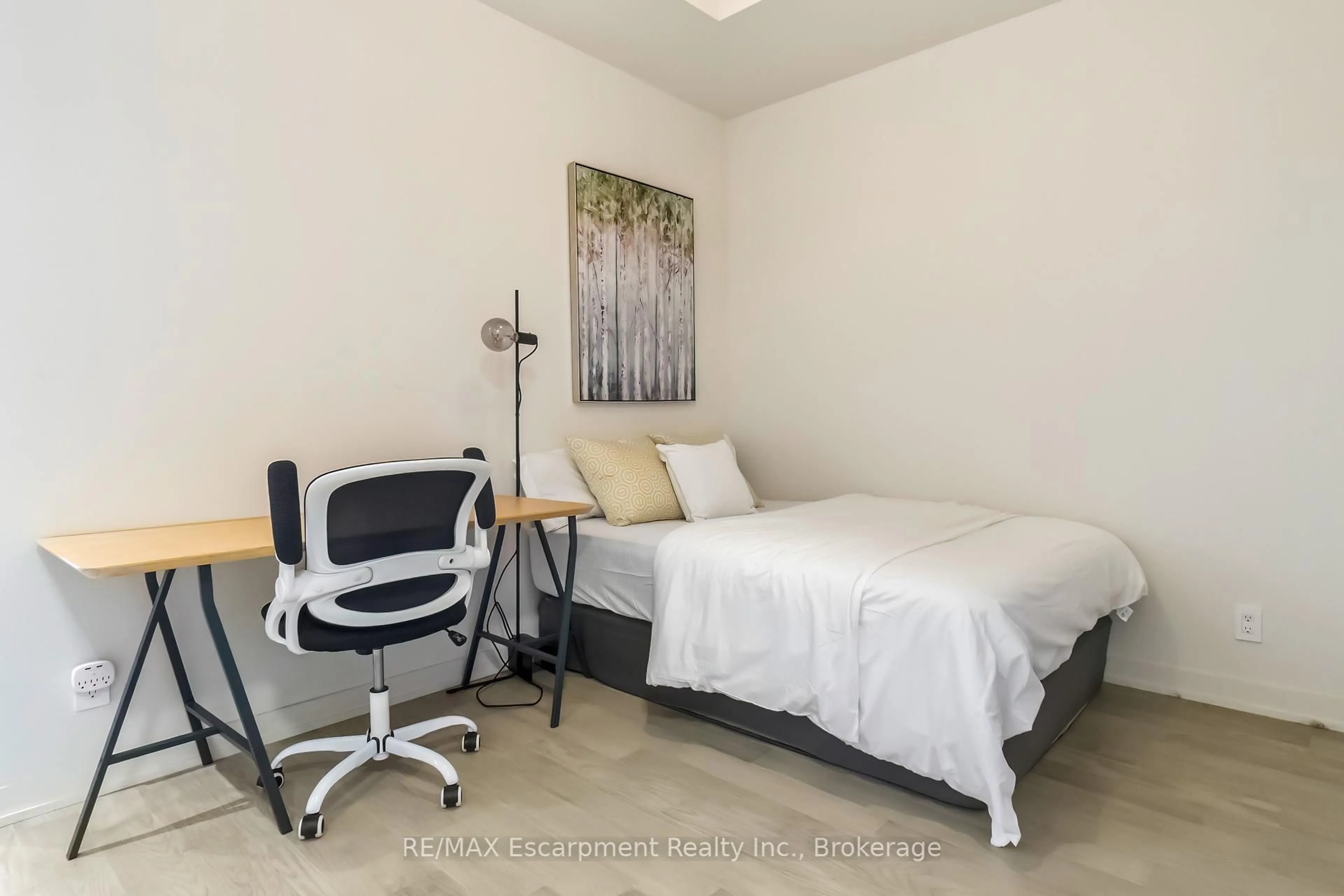 A pic of a room for 123 Maurice Dr #205, Oakville Ontario L6K 2W6