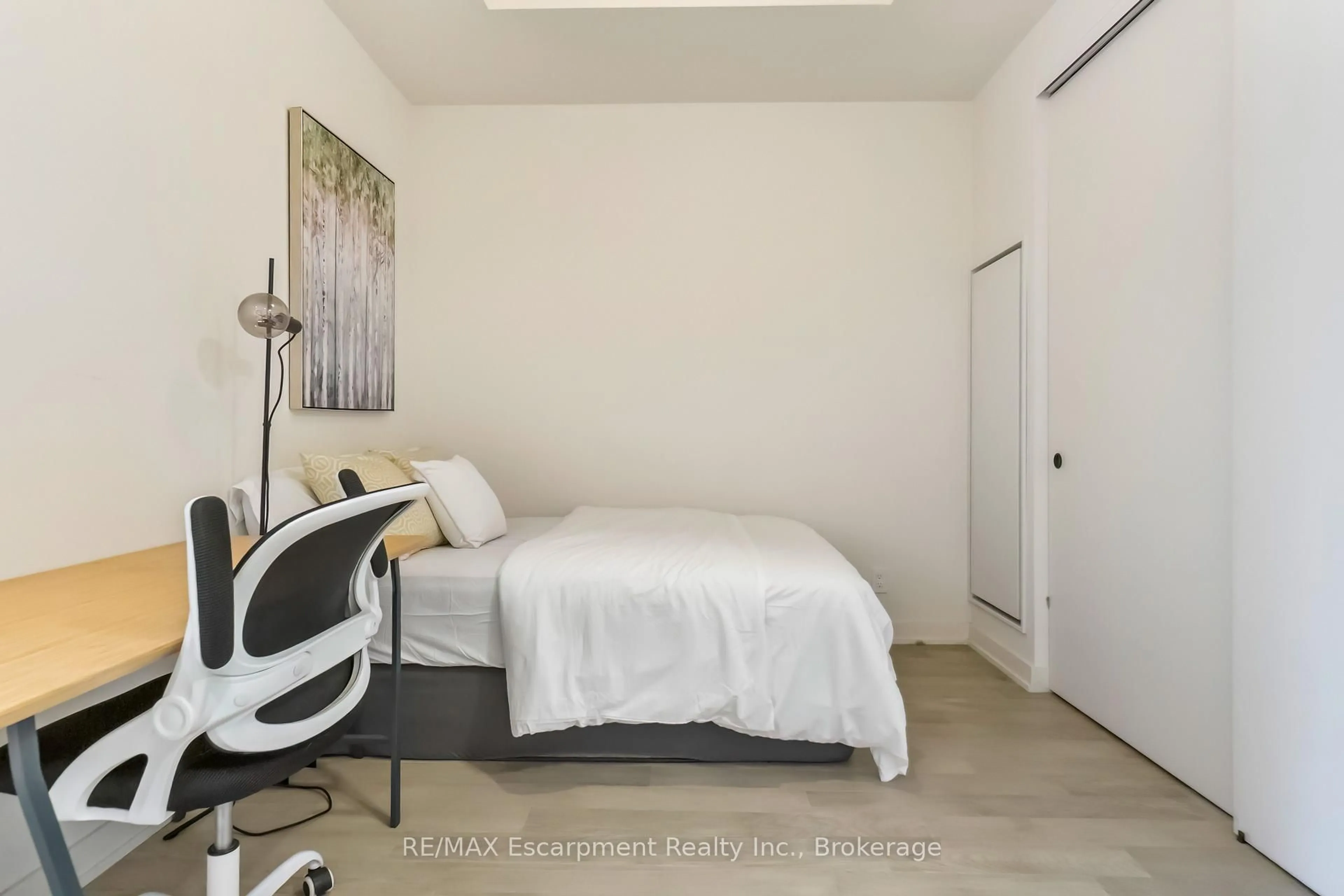 A pic of a room for 123 Maurice Dr #205, Oakville Ontario L6K 2W6